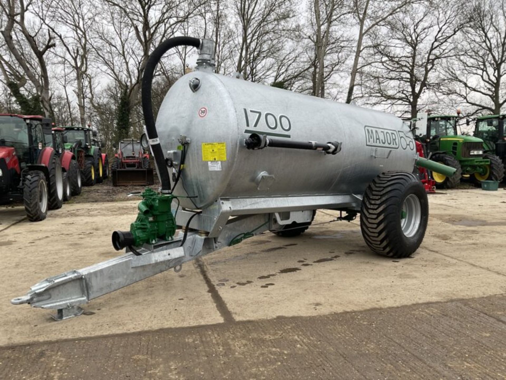 MAJOR 1700 GALLON VACUUM TANKER - Image 2 of 8