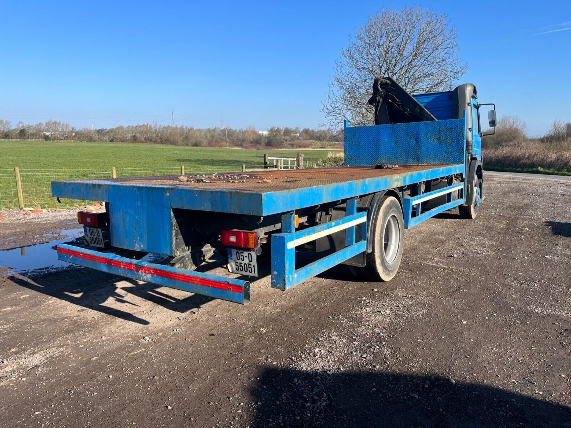 2005 MERCEDES AXOR 4 X 2 FLATBED WITH PALFINGER CRANE - Image 3 of 14