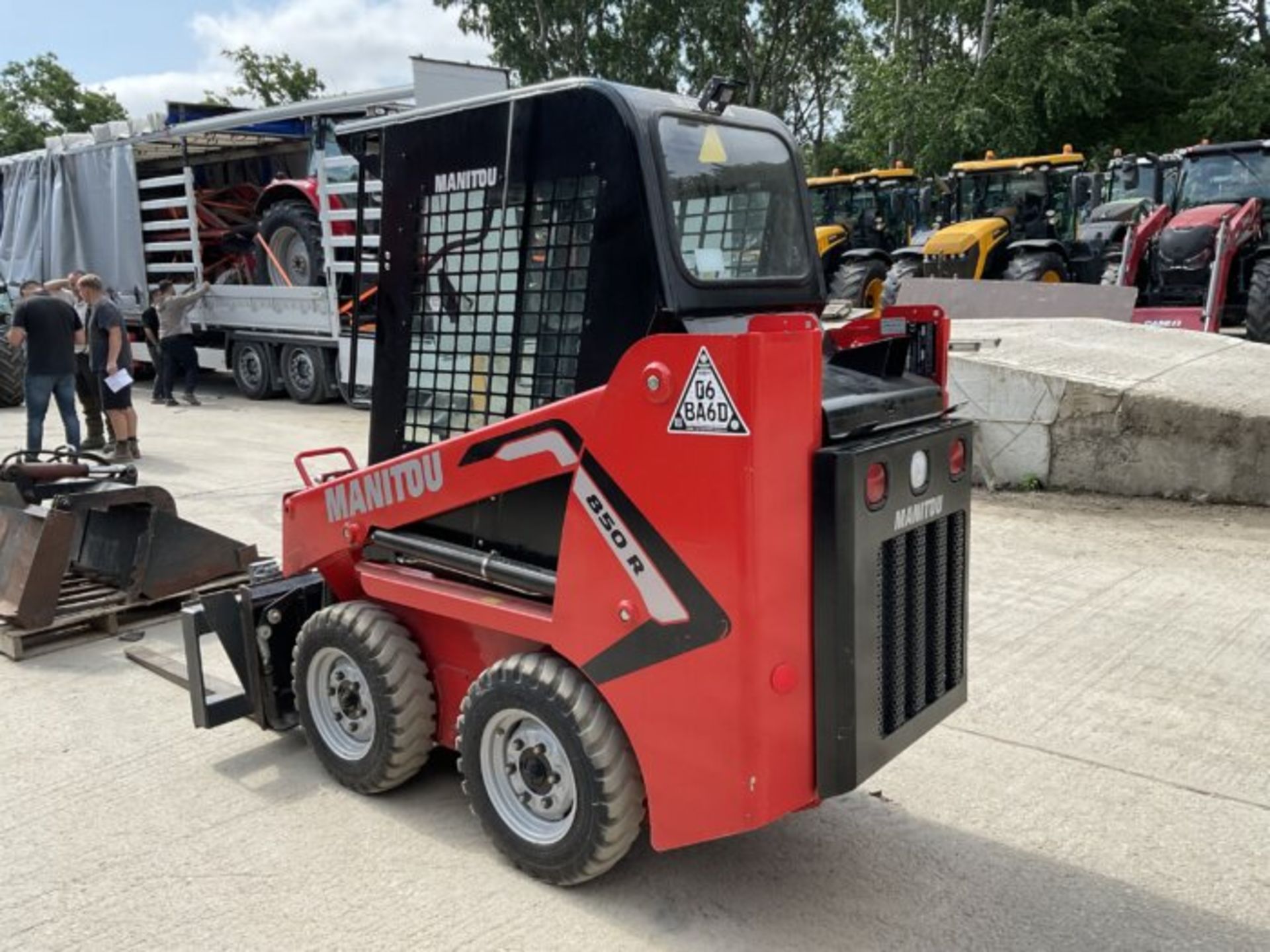 2021 MANITOU 850R SKID STEER WITH PALLET FORKS, DUNG GRAB & BUCKET. REAR CAMERA. - Image 9 of 13