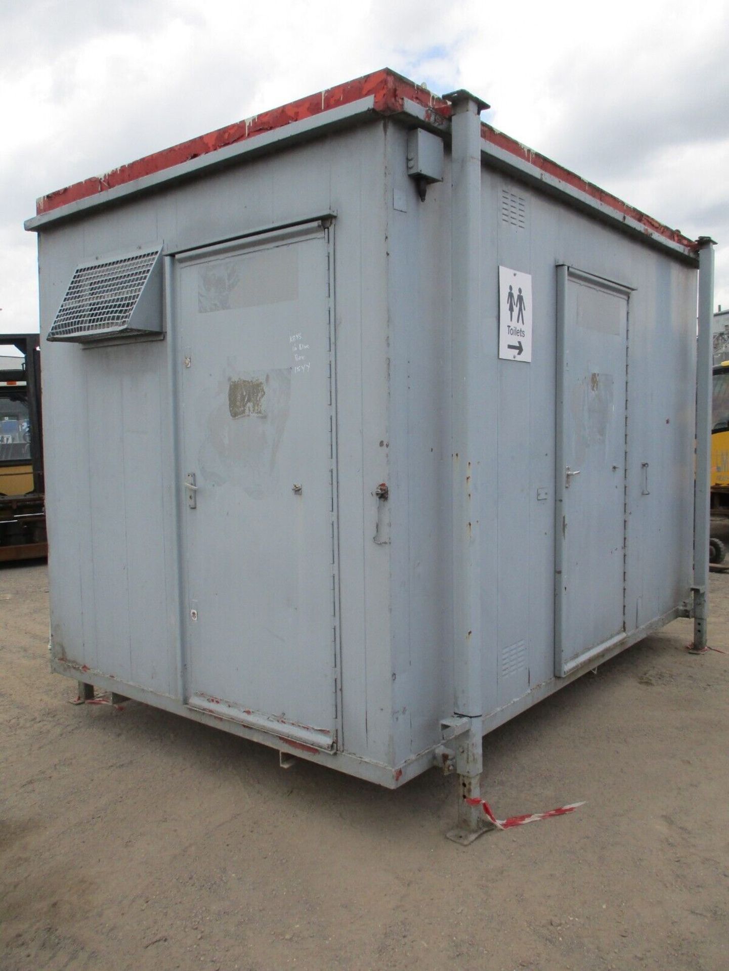 12 FOOT LONG SHIPPING CONTAINER TOILET BLOCK - Image 4 of 12
