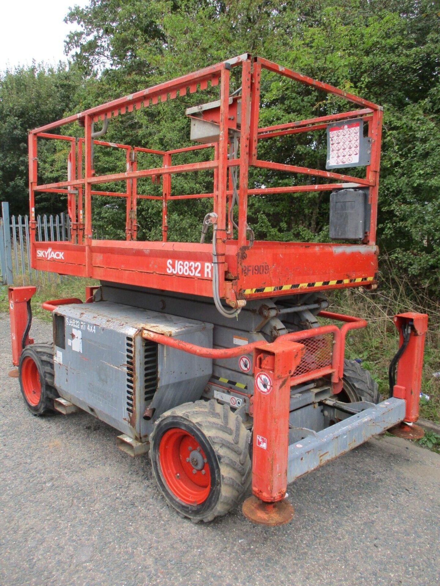 KUBOTA ENGINE SKYJACK SJ6832 SCISSOR LIFT - Image 10 of 14