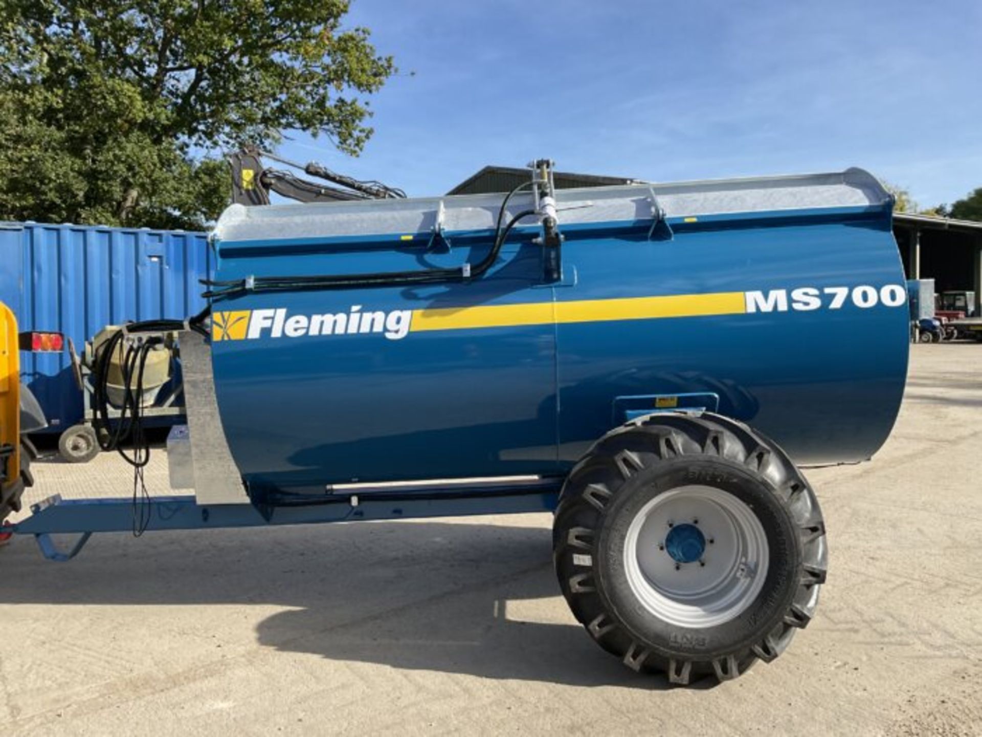 2023 NEW FLEMING MS700 MUCK SPREADER. HYDRAULIC BRAKES. HYDRAULIC TOP LID.