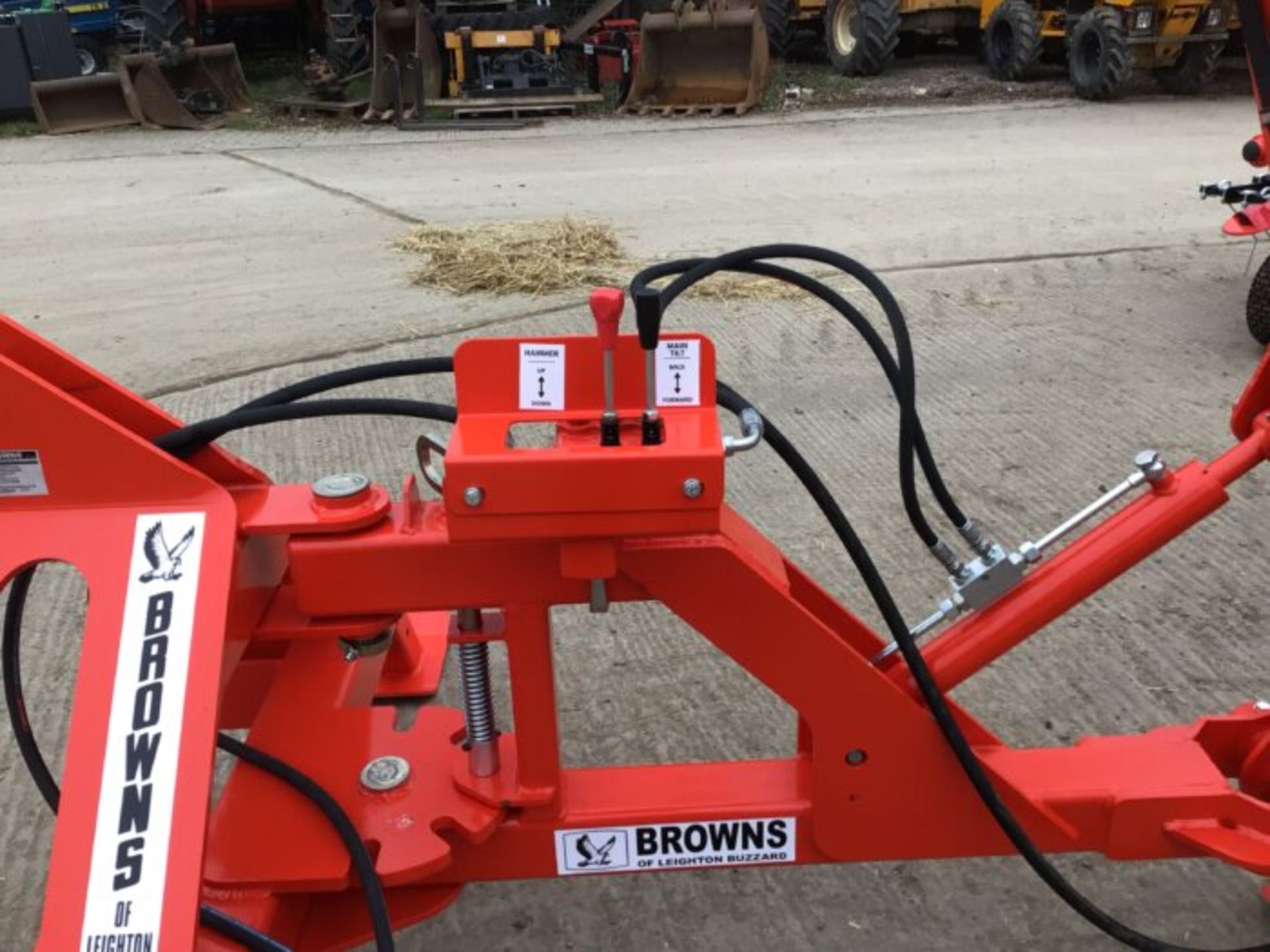 NEW BROWNS POST KNOCKER. 3 POINT LINKAGE. MANUAL SWIVEL. HYDRAULIC TILT. - Bild 2 aus 8