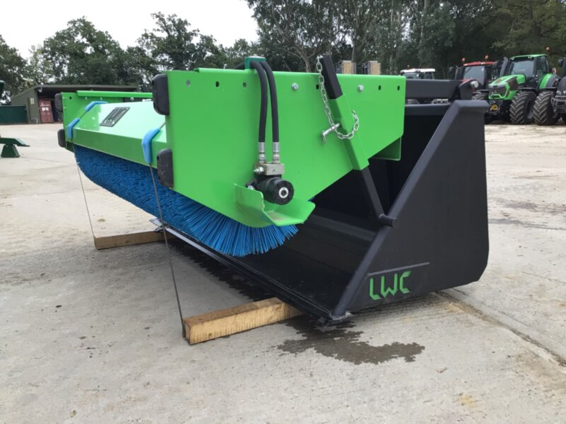 2021 LWC SWEEPER BUCKET BRUSH - Image 3 of 8