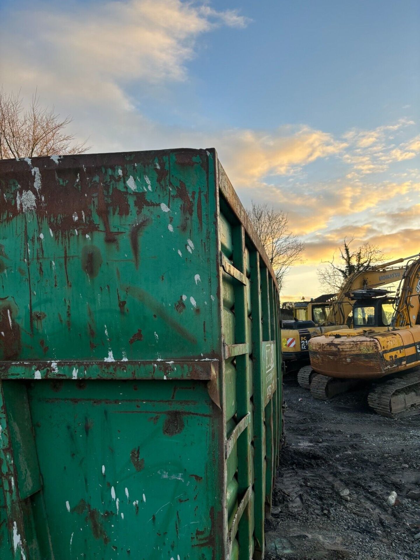 EFFICIENT HAULING: 45-YARD HOOKLIFT BIN, READY TO ROLL - Image 10 of 10