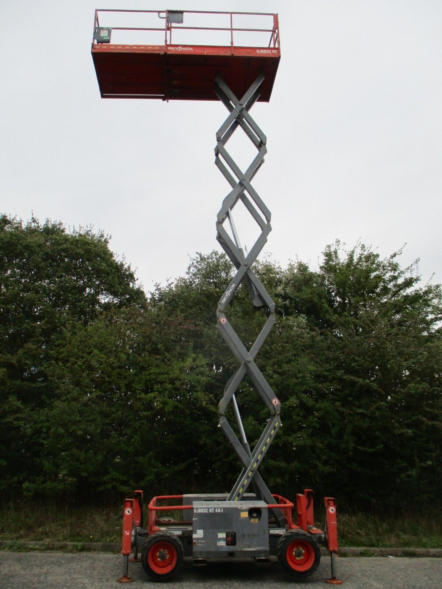 KUBOTA ENGINE SKYJACK SJ6832 SCISSOR LIFT - Image 2 of 14