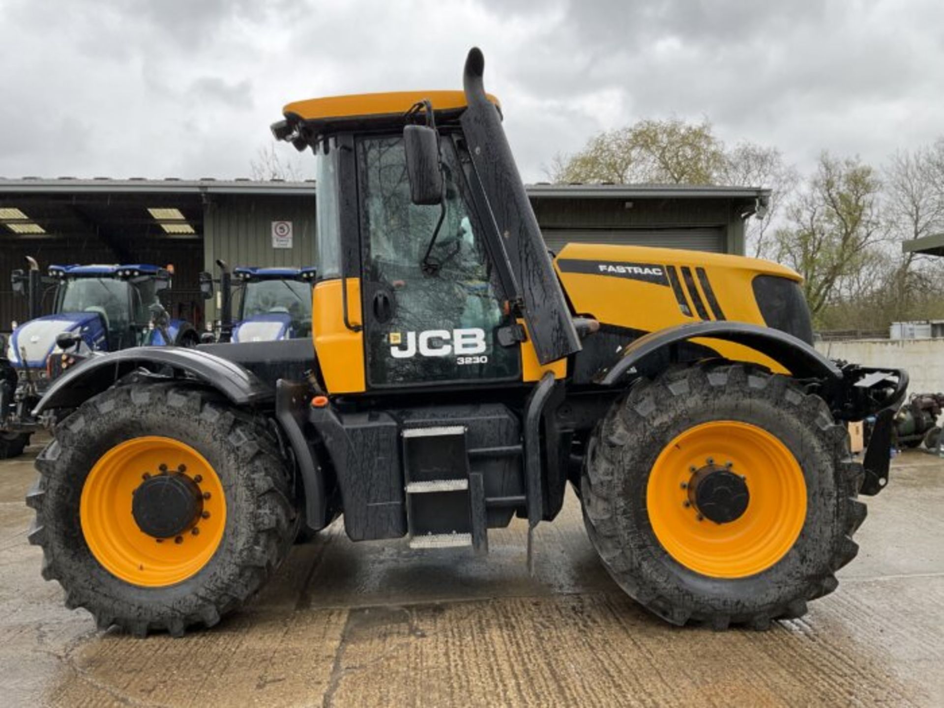 YEAR 2011 – 11 REG JCB 3230 FASTRAC - Image 4 of 10