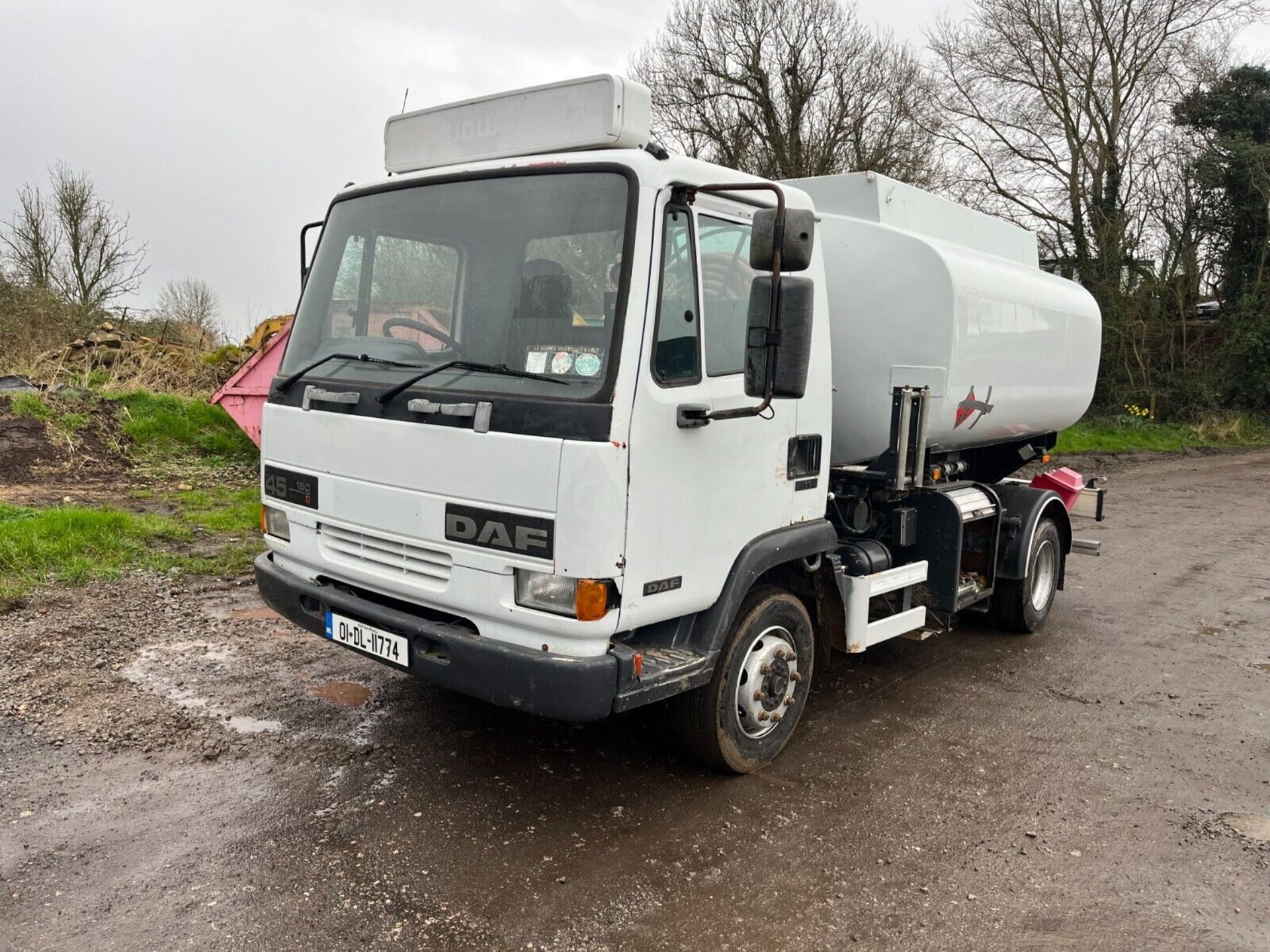 STURDY AND READY: LEYLAND DAF FA45.150 TANKER, 8 STUD AXLES - Image 20 of 21