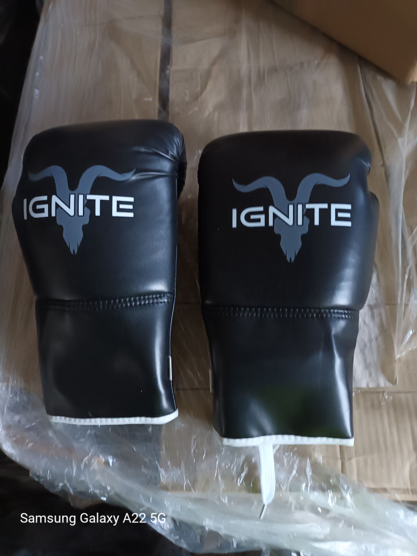 100 PAIRS OF ADULT BOXING GLOVES - Image 2 of 3