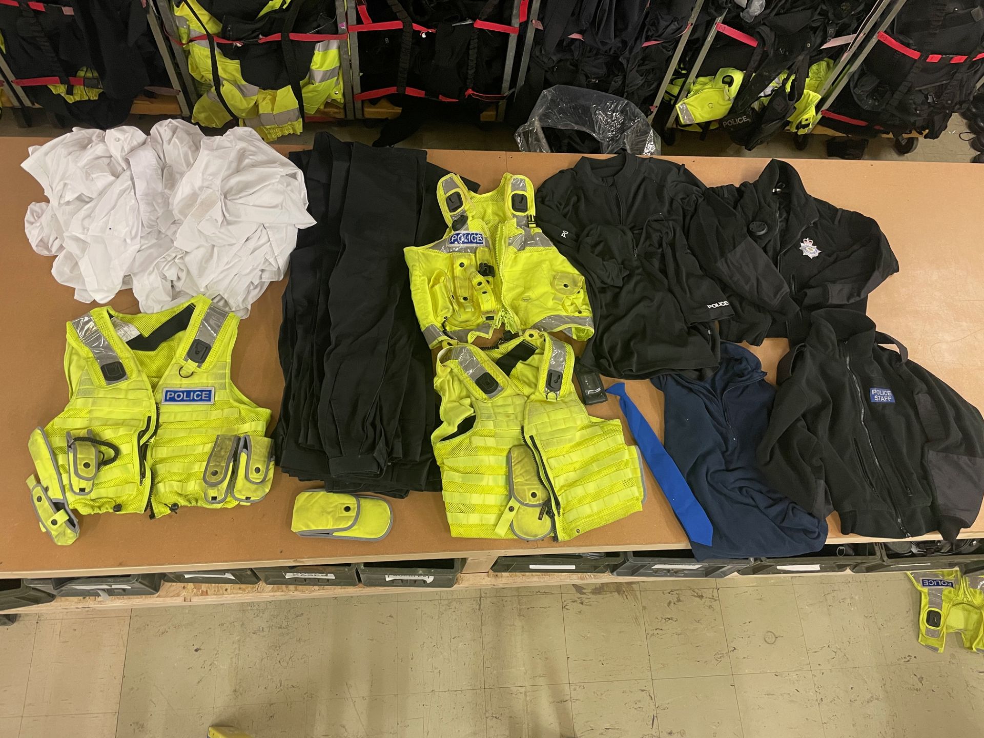 FULL CONTAINER LOAD OF POLICE CLOTHING APPROX 500 BAGS FULL - RRP £137,500 - NO VAT ON HAMMER - Bild 4 aus 13