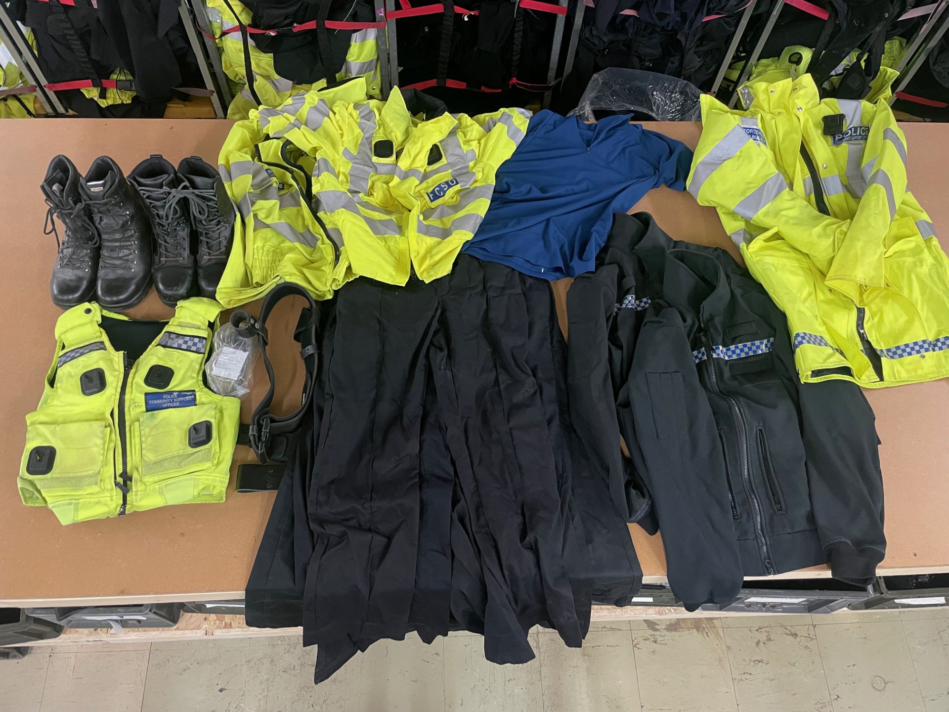 10 X BIN BAGS FULL OF EX POLICE UNIFORM - RRP CIRCA £2750.00 - NO VAT ON HAMMER - Bild 4 aus 12