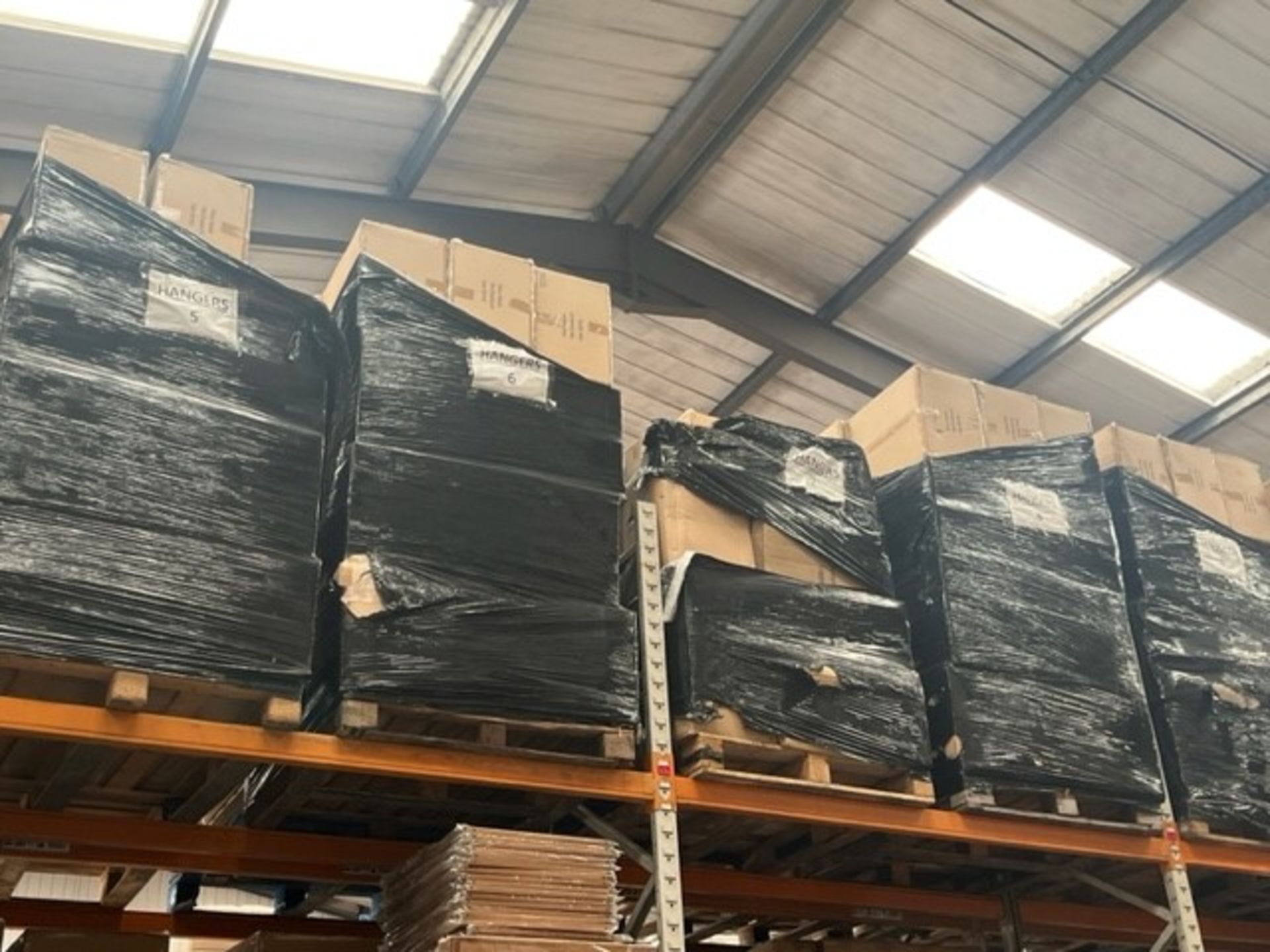 1 PALLET OF 1750 X WOODEN SECURITY COATHANGERS DARK WOOD WITH METAL BAR & SKIRT CLIPS - Image 4 of 4