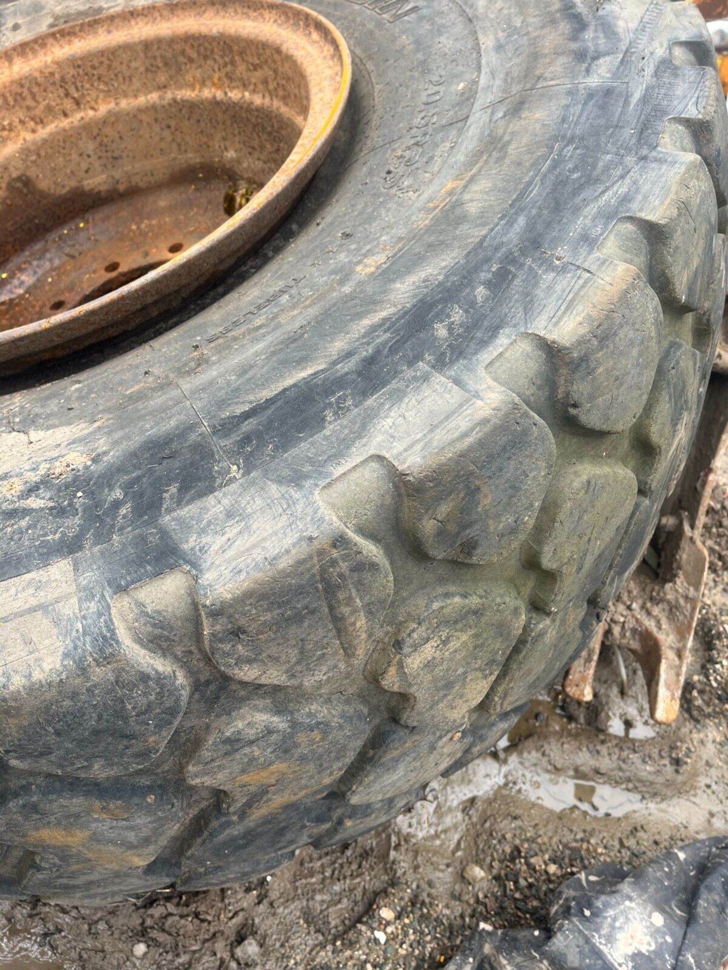 TAKE ADVANTAGE: 20.5R25 EARTHMOVER WHEEL AND TIRE AUCTION - Bild 2 aus 5