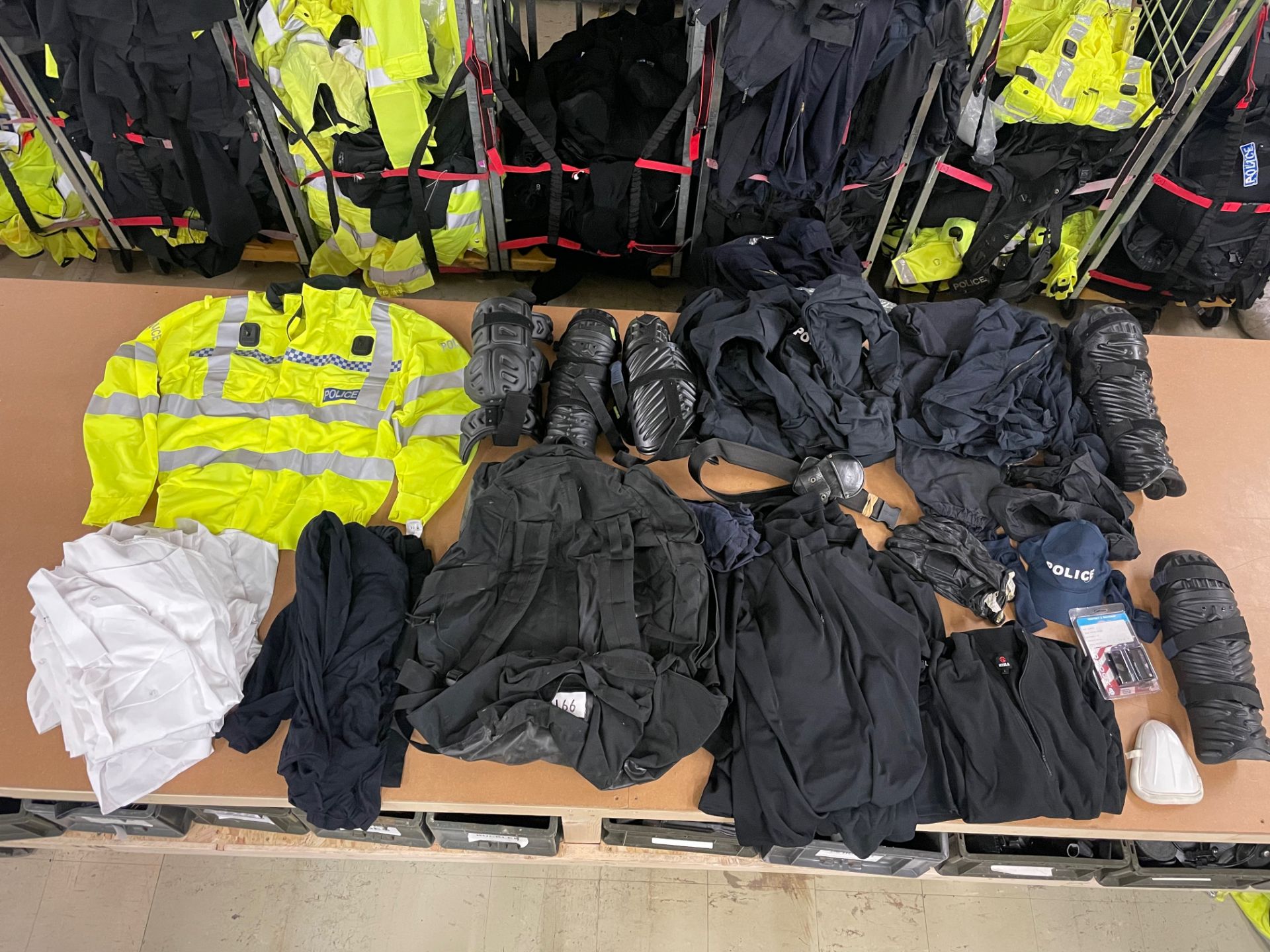 10 X BIN BAGS FULL OF EX POLICE UNIFORM - RRP CIRCA £2750.00 - NO VAT ON HAMMER - Bild 10 aus 12