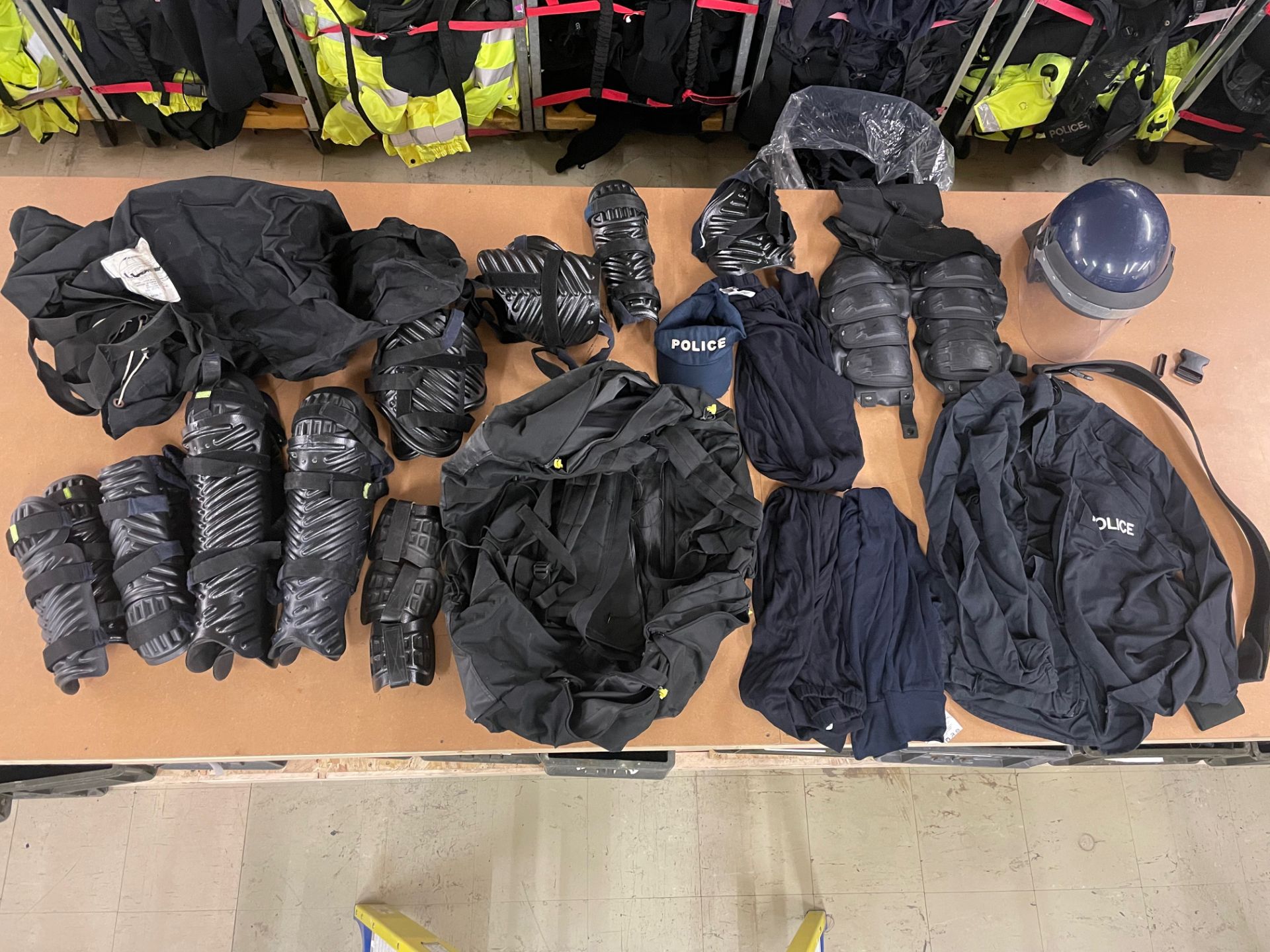 10 X BIN BAGS FULL OF EX POLICE UNIFORM - RRP CIRCA £2750.00 - NO VAT ON HAMMER - Bild 2 aus 12