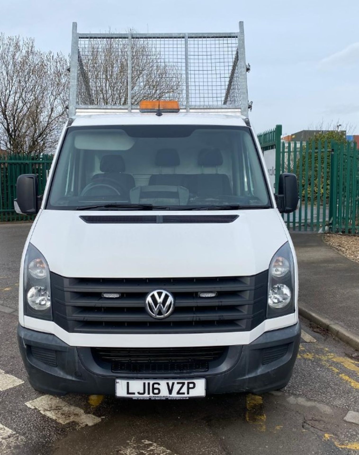 2016 VW CRAFTER: DROP DOWN CAGE TIPPER, MANUAL TRANSMISSION - Image 5 of 13