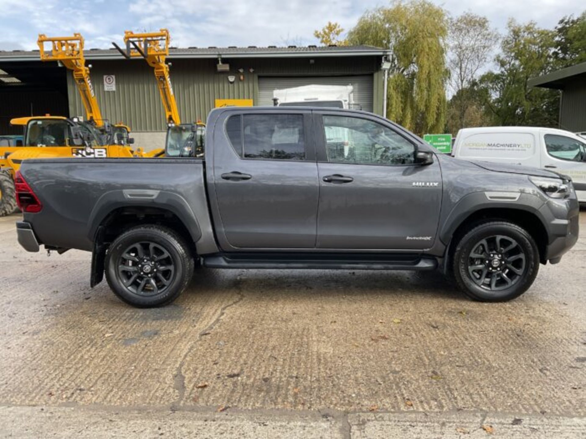 2023 TOYOTA HILUX INVINCIBLE X - Image 3 of 7