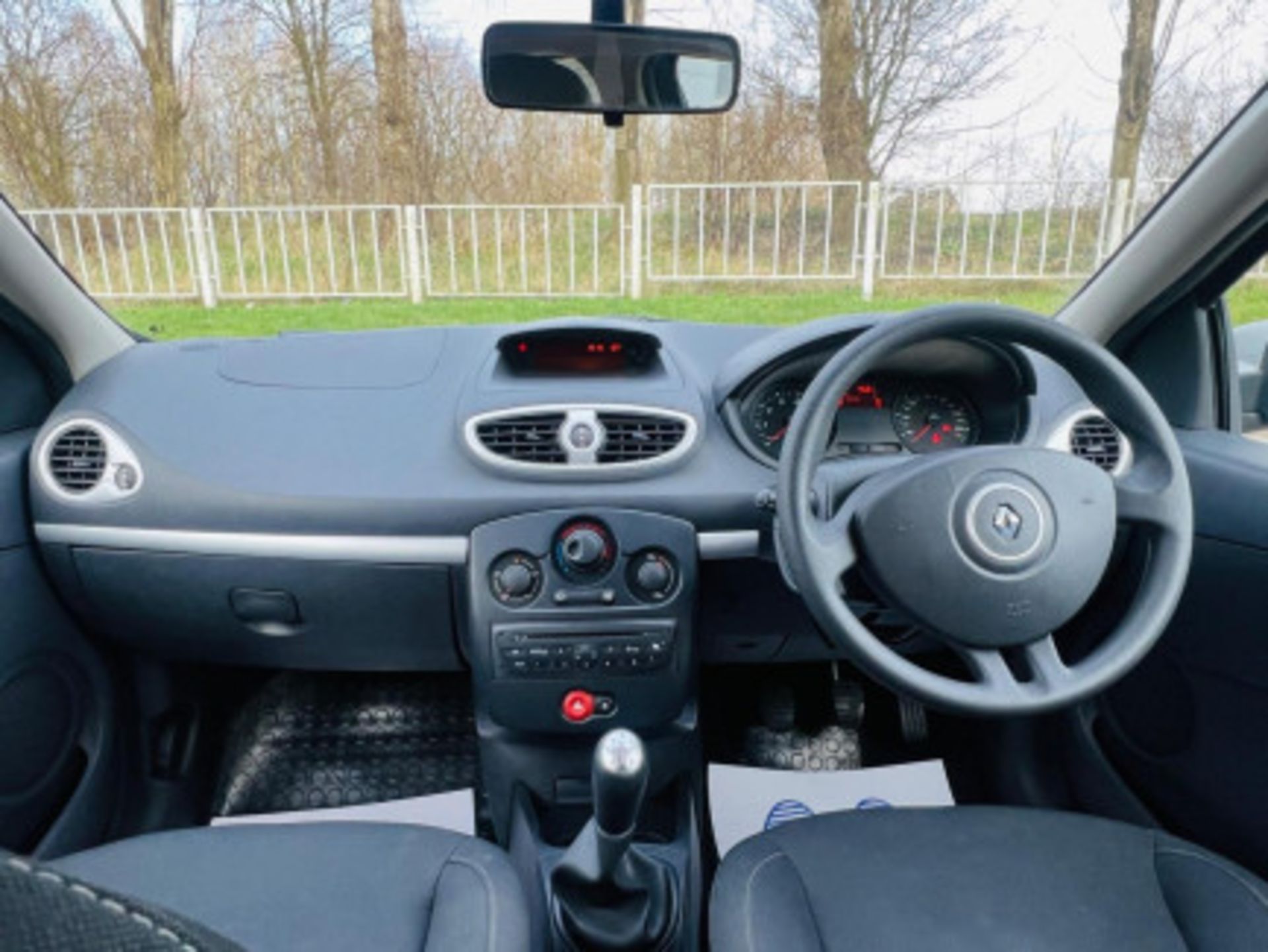 2009 RENAULT CLIO 1.2 16V EXPRESSION 5DR >>--NO VAT ON HAMMER--<< - Image 6 of 111