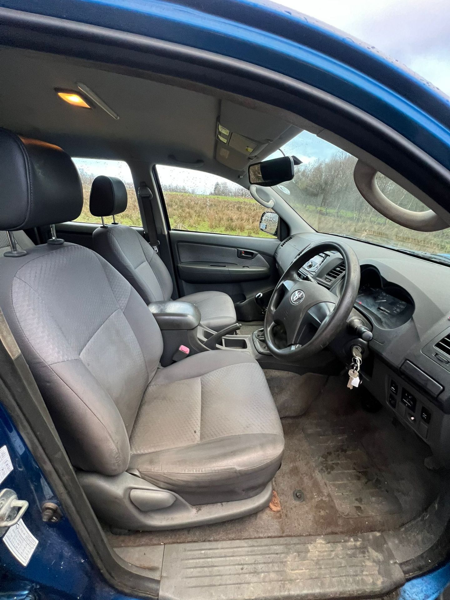 TOYOTA HILUX 91K MILES READY TO DRIVE AWAY - Bild 3 aus 13