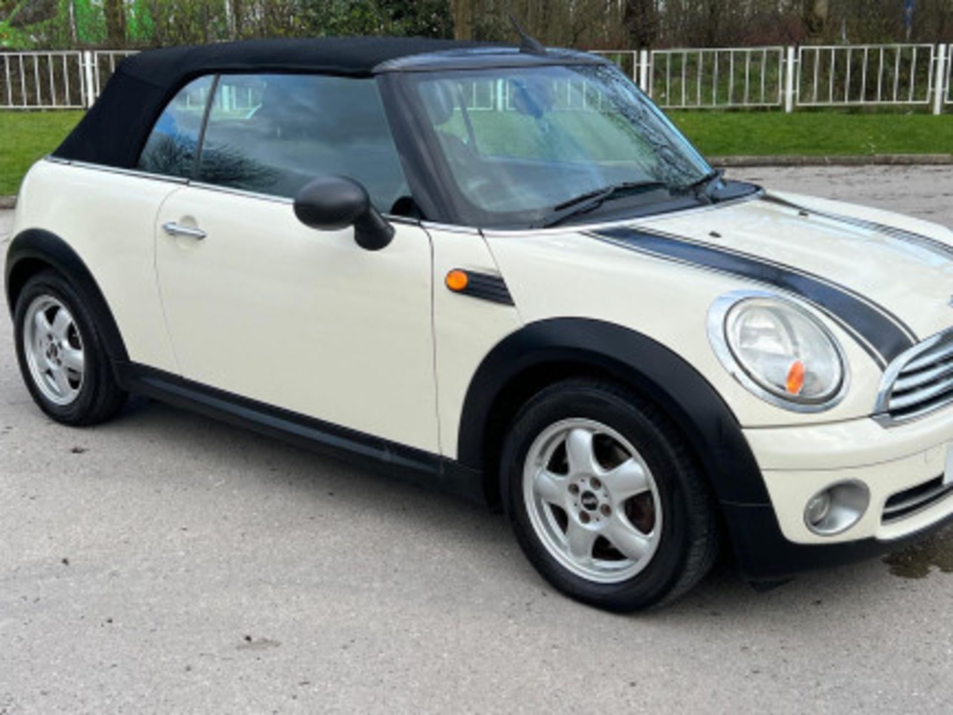 2010 MINI CONVERTIBLE ONE 1.6 - 92K MILES -WELL-MAINTAINED >--NO VAT ON HAMMER--<< - Bild 26 aus 95