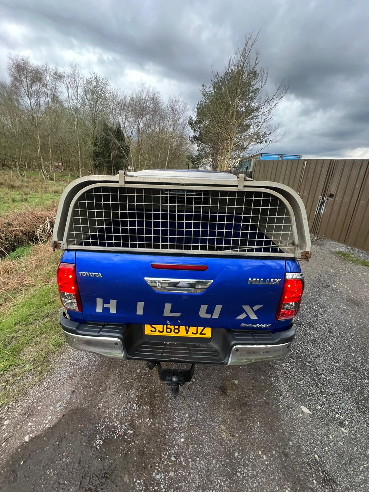 TOYOTA HILUX INVINCIBLE X AUTOMATIC 60K MILES - Image 11 of 15