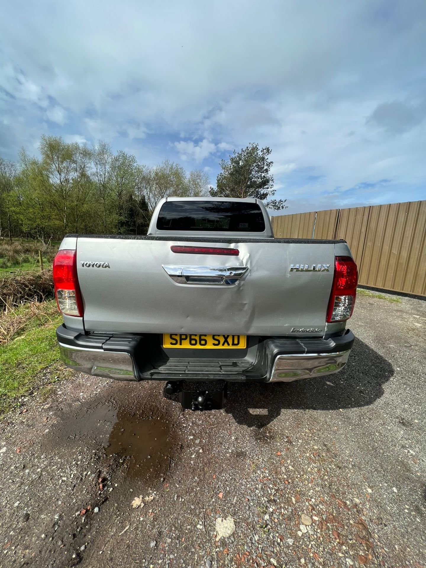 TOYOTA HILUX INVINCIBLE - Image 17 of 25