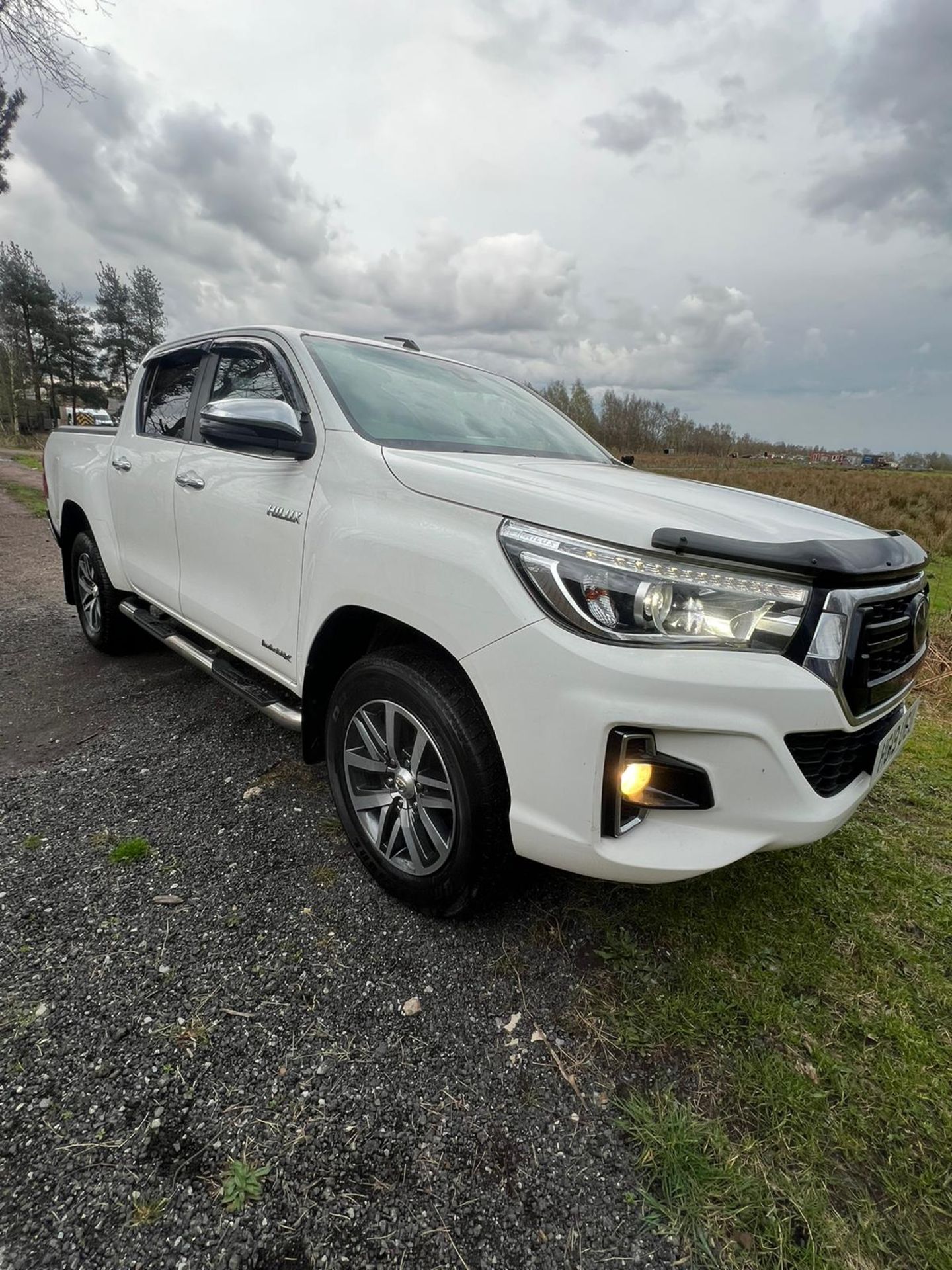 TOYOTA HILUX INVINCIBLE X AUTO LEATHER TOW BAR - Image 6 of 13