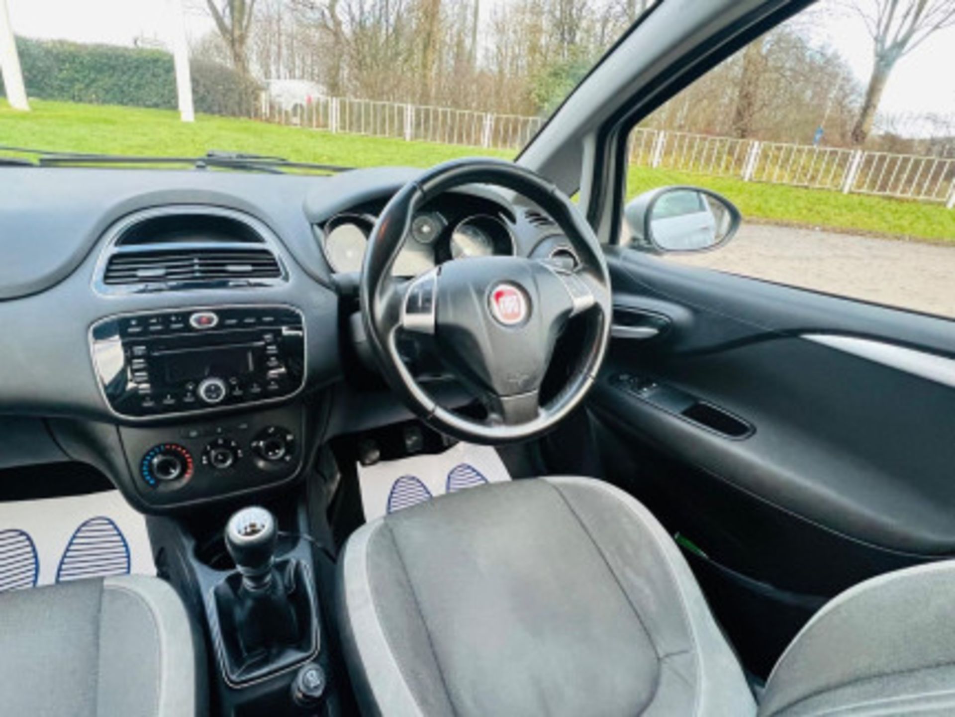 2013 FIAT PUNTO 1.4 PETROL - LONG MOT, >>--NO VAT ON HAMMER--<< - Image 10 of 105