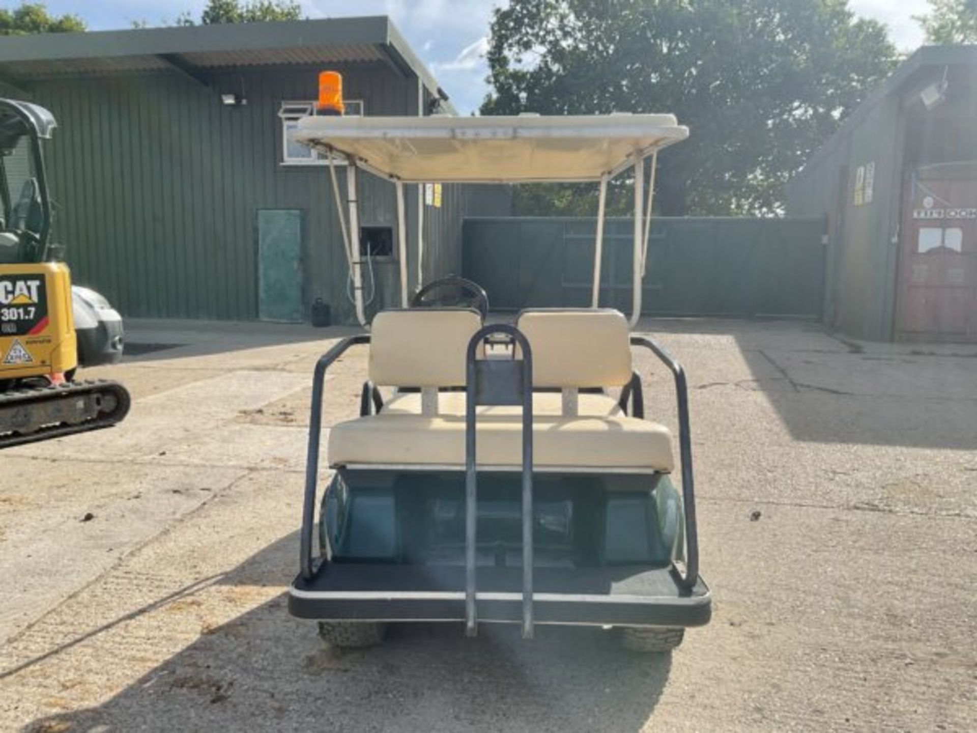 CLUB CAR VILLAGER GOLF BUGGY. PETROL. WINDSHIELD. 4 PASSENGERS. - Bild 4 aus 9