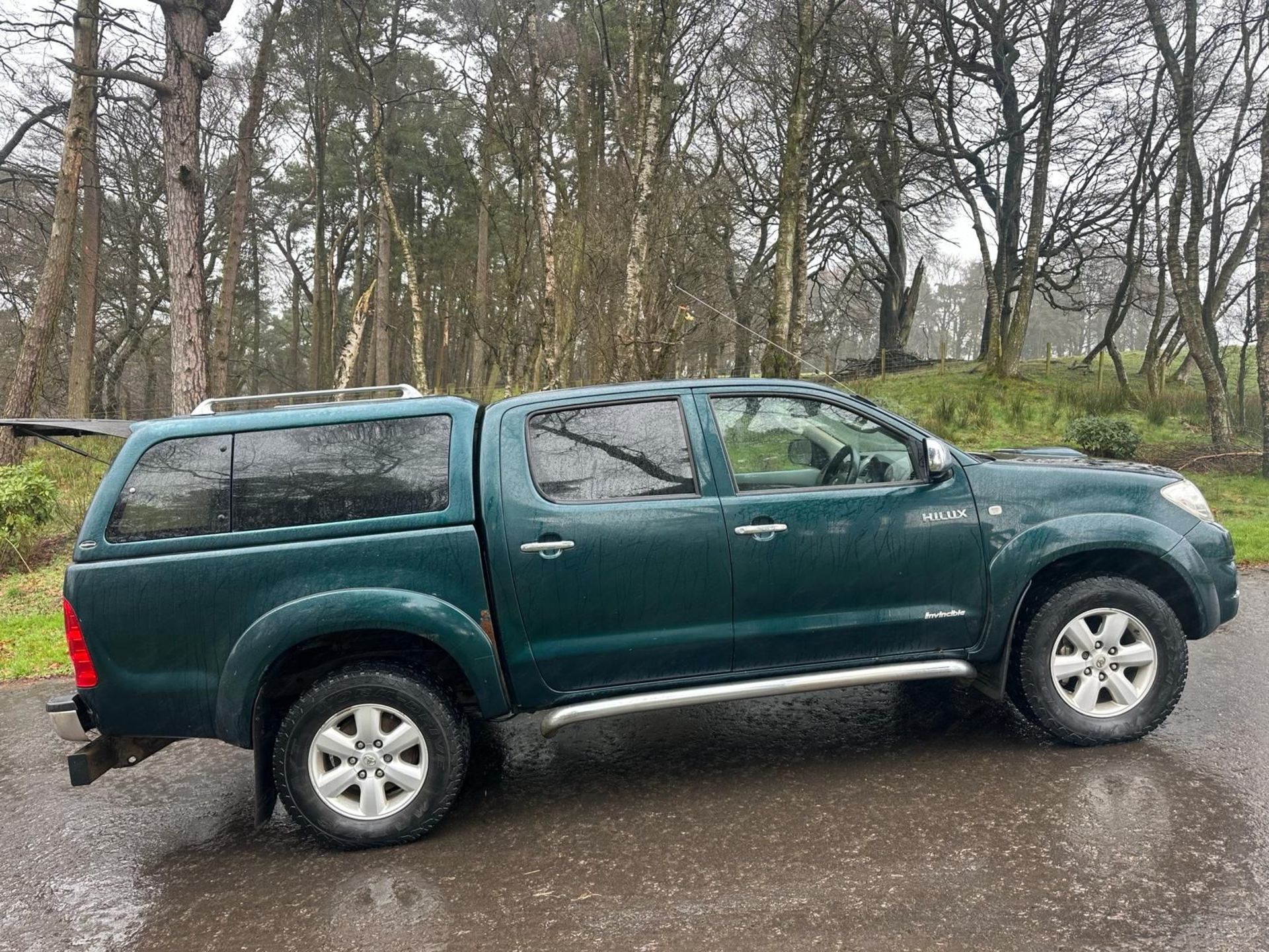 TOYOTA HILUX 3.0 INVINCIBLE DOUBLE CAB PICKUP TRUCK - Image 5 of 11