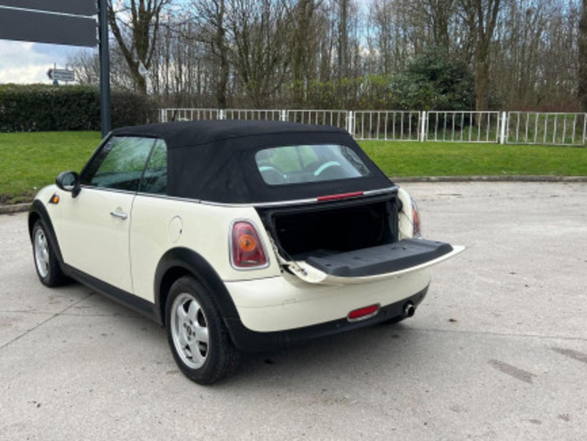 2010 MINI CONVERTIBLE ONE 1.6 - 92K MILES -WELL-MAINTAINED >--NO VAT ON HAMMER--<< - Bild 30 aus 95