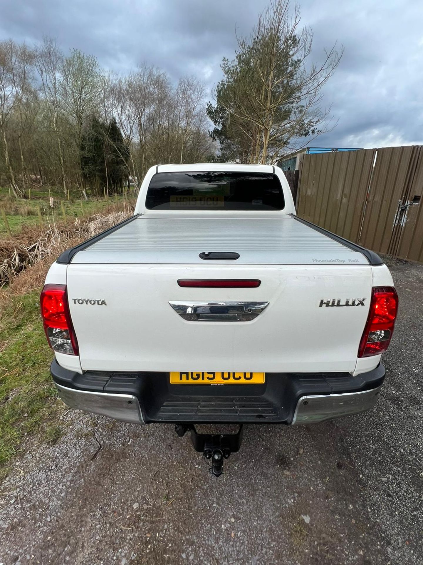TOYOTA HILUX INVINCIBLE X AUTO LEATHER TOW BAR - Image 12 of 13