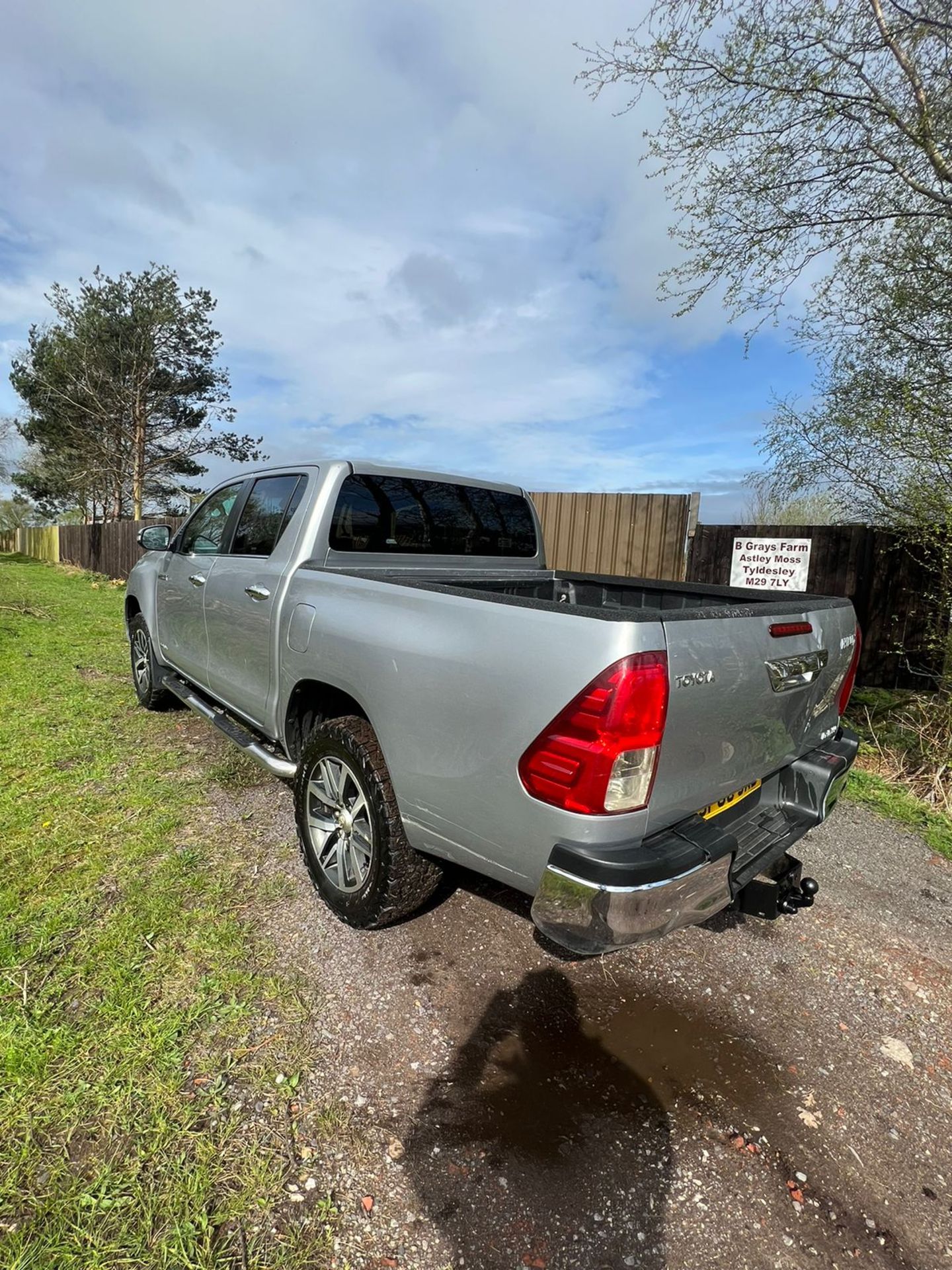 TOYOTA HILUX INVINCIBLE - Image 14 of 25