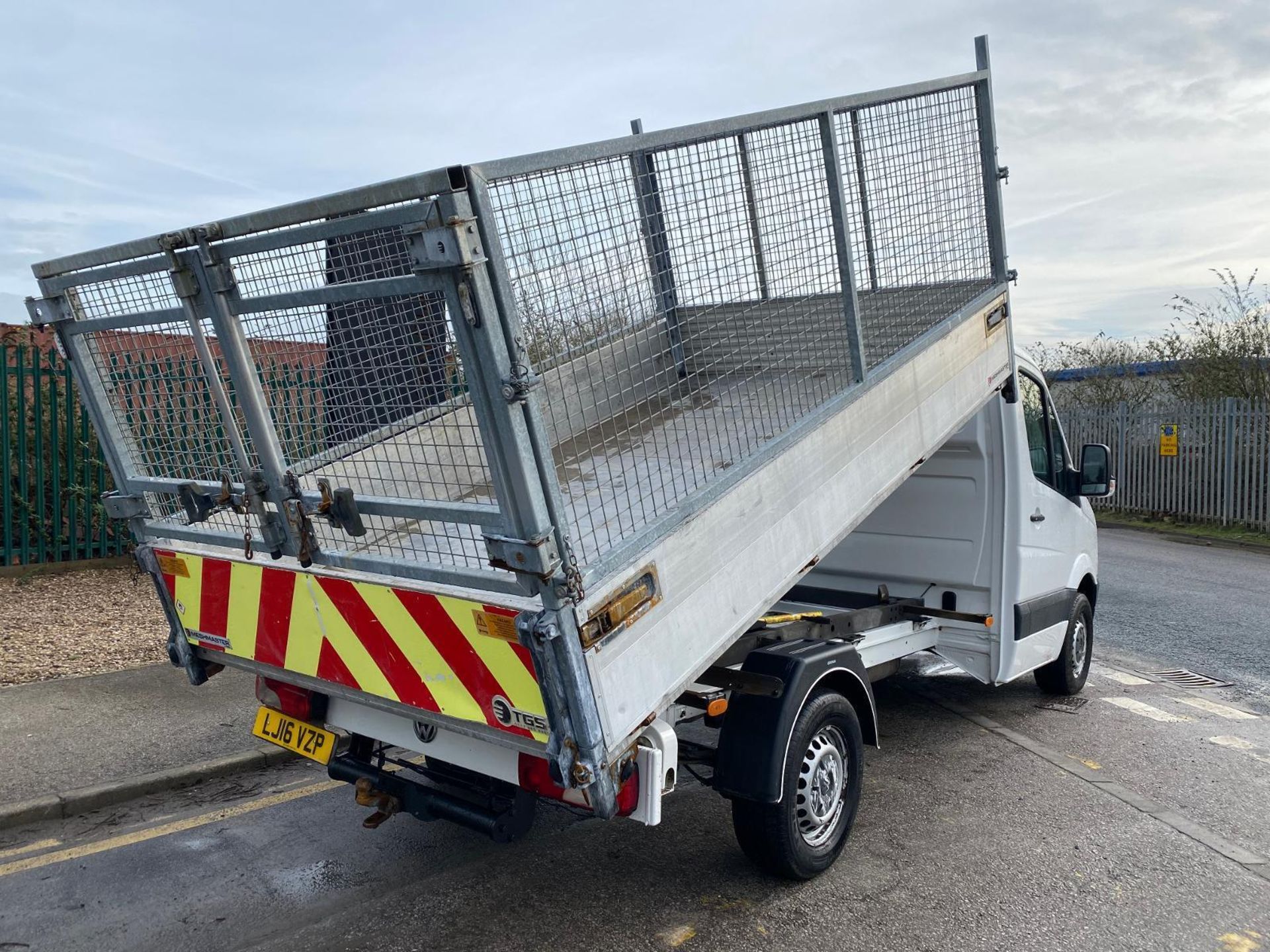 2016 VW CRAFTER: DROP DOWN CAGE TIPPER, MANUAL TRANSMISSION - Image 9 of 13