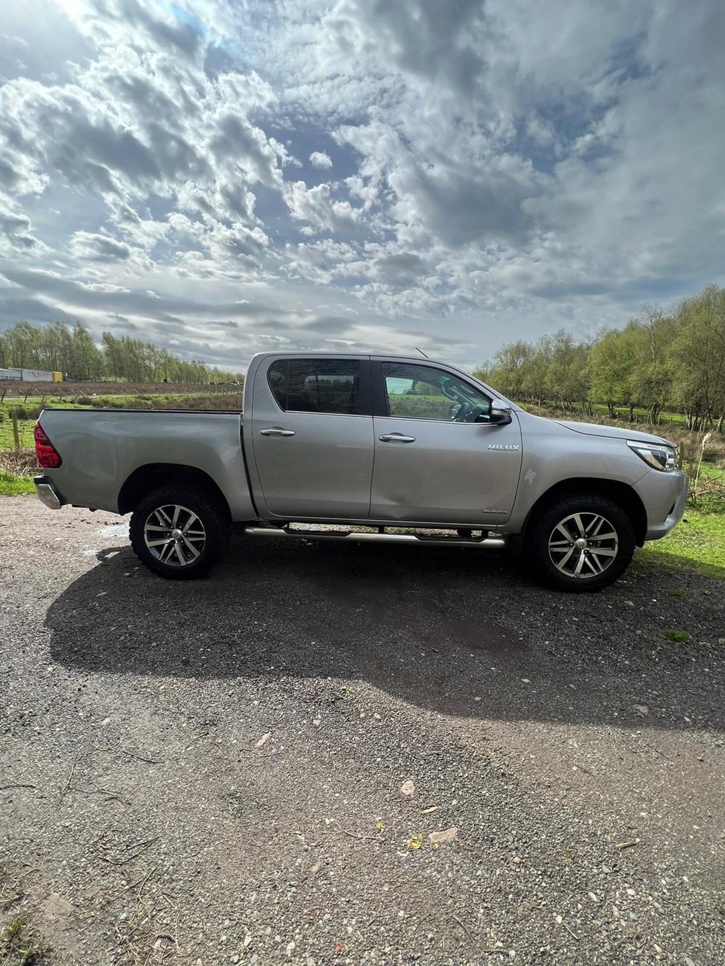 TOYOTA HILUX INVINCIBLE - Image 7 of 25