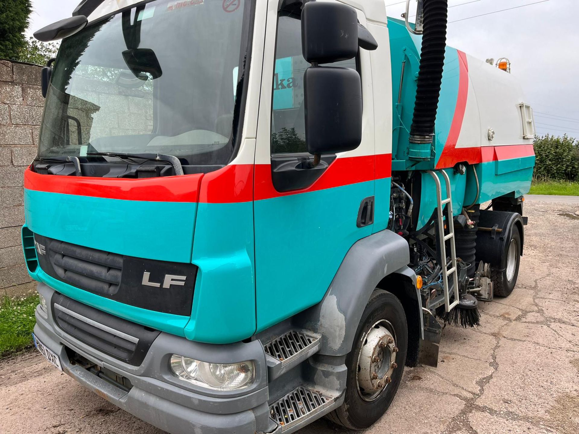 DAF 2011/61JOHNSON 220 BHP ROAD SWEEPER