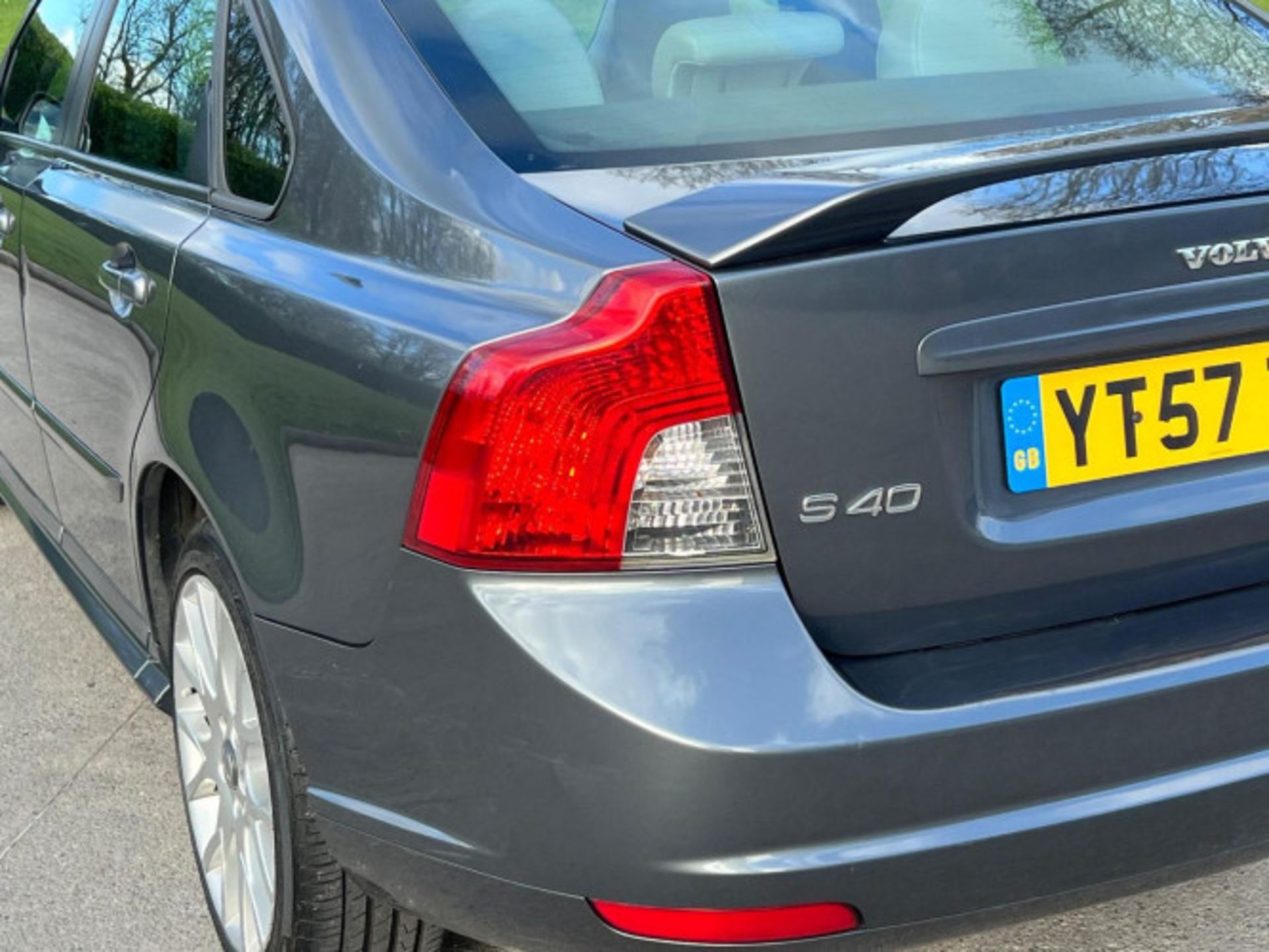 >>--NO VAT ON HAMMER--<< VOLVO S40 2.0 DIESEL SPORT: A RELIABLE AND WELL-MAINTAINED SALOON - Image 116 of 133