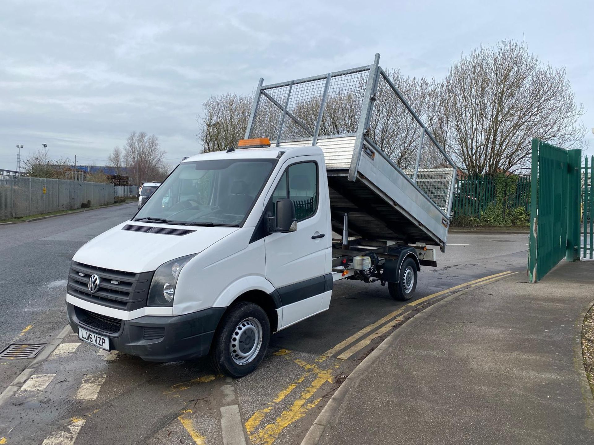 2016 VW CRAFTER: DROP DOWN CAGE TIPPER, MANUAL TRANSMISSION - Image 2 of 13