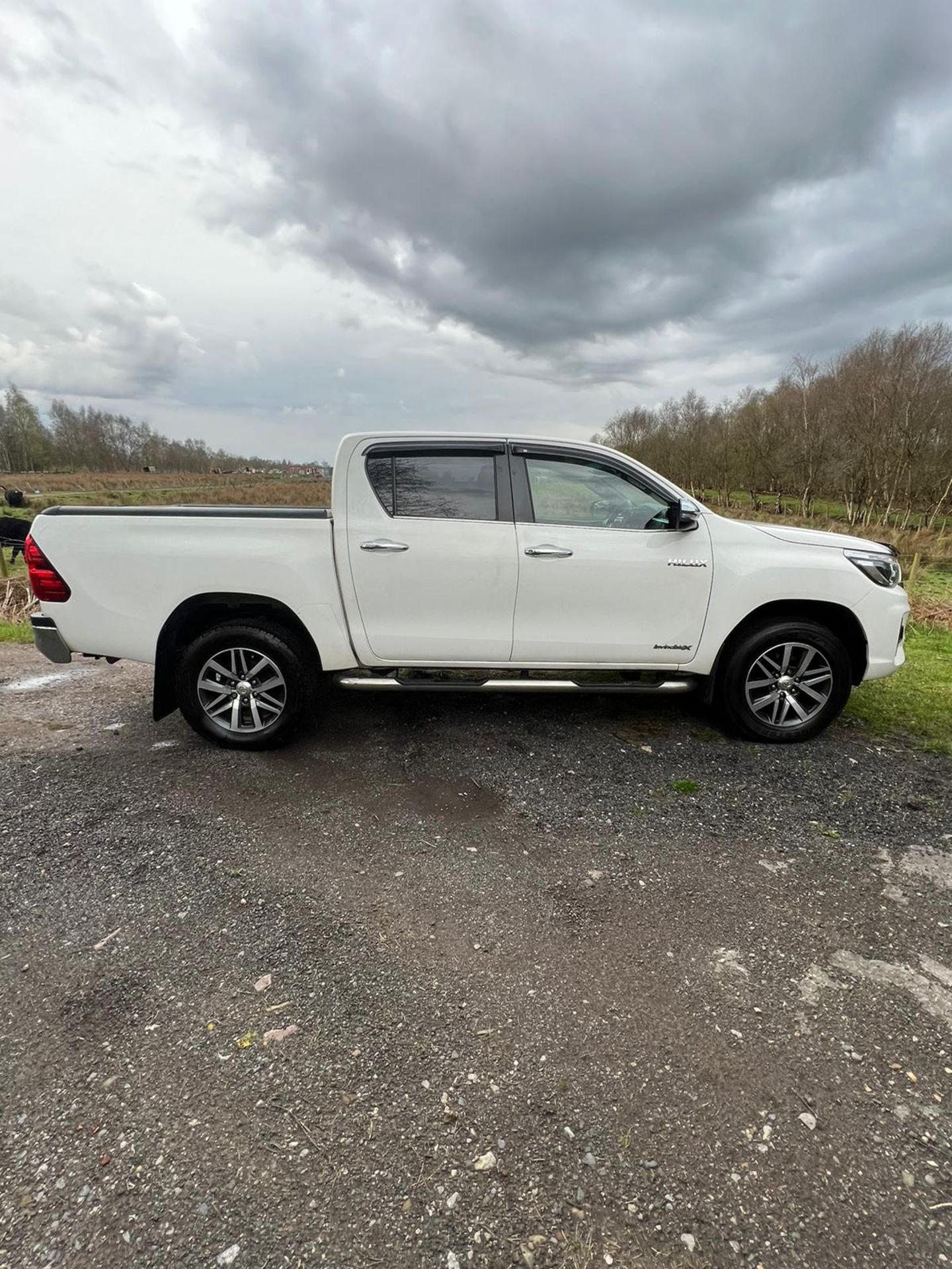 TOYOTA HILUX INVINCIBLE X AUTO LEATHER TOW BAR - Image 11 of 13