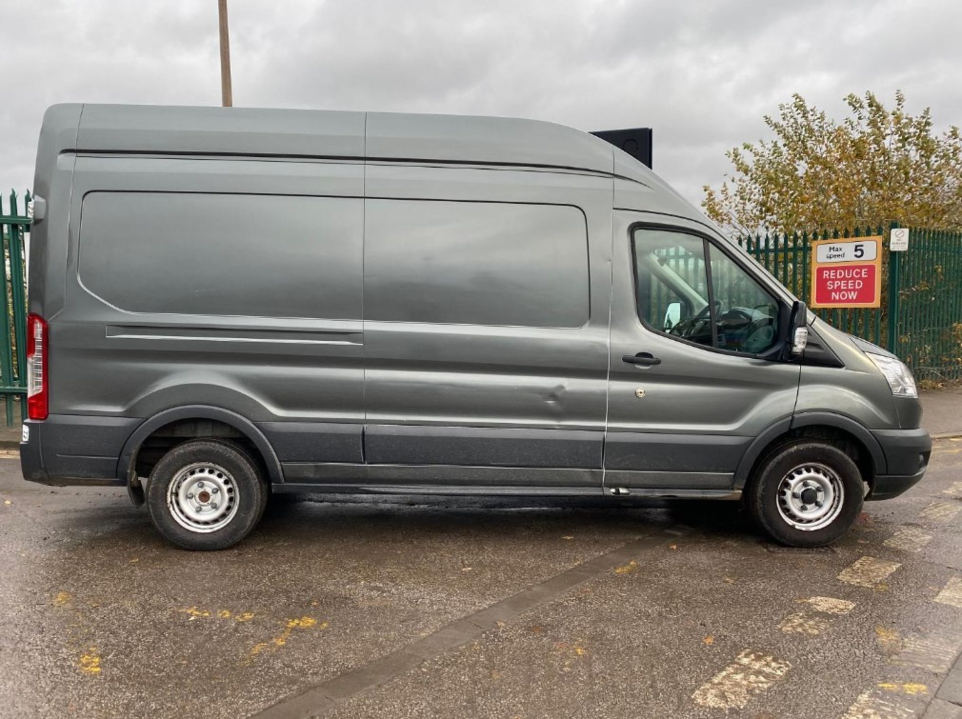 2015 FORD TRANSIT: SPACIOUS HIGH ROOF, 149K MILES, DIESEL >>--NO VAT ON HAMMER--<< - Image 3 of 14