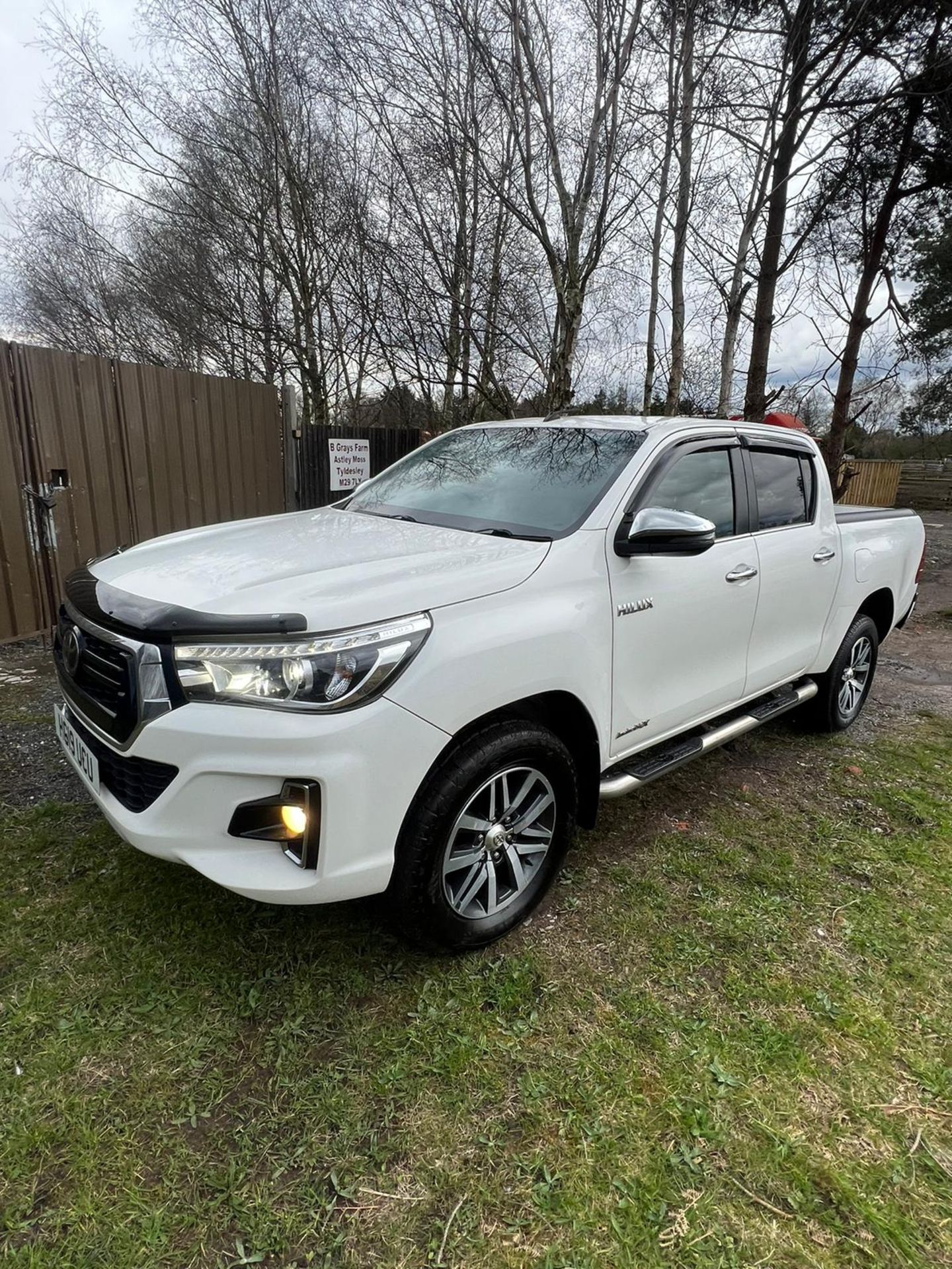 TOYOTA HILUX INVINCIBLE X AUTO LEATHER TOW BAR