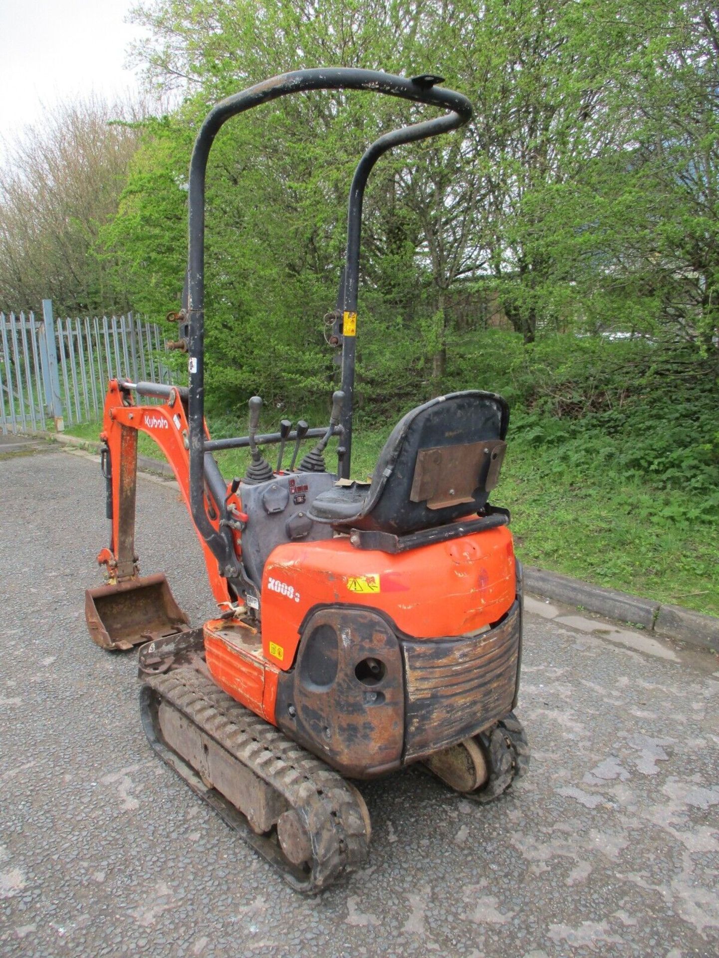 KUBOTA K008 EXCAVATOR YEAR 2014 WEIGHS ABOUT 80 - Image 4 of 9