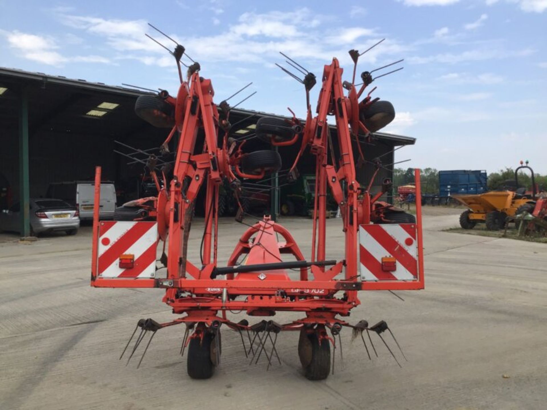 2013 KUHN GF8702 8 ROTOR TEDDER - Image 2 of 5