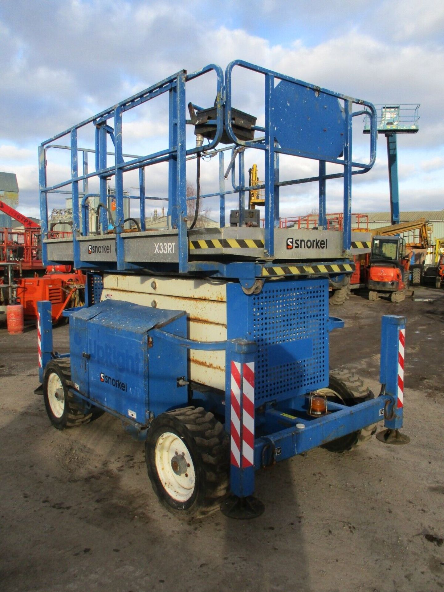 KUBOTA ENGINE UPRIGHT X33RT SCISSOR LIFT - Bild 9 aus 11