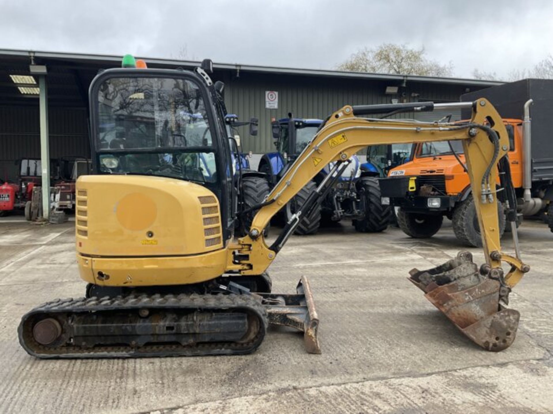 YEAR 2019 CAT 302.7D CR. RUBBER TRACKS - Image 5 of 10