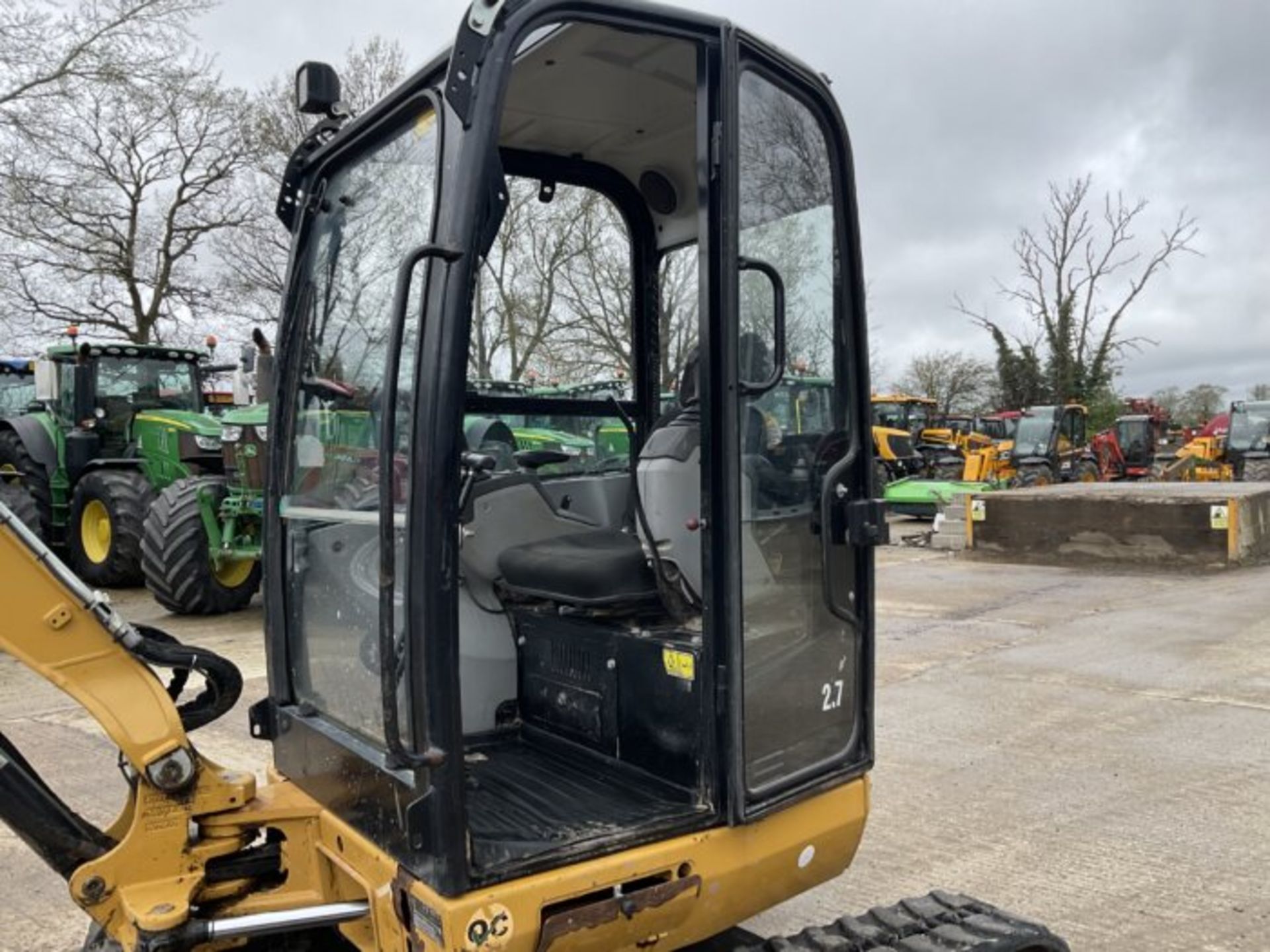 YEAR 2019 CAT 302.7D CR. RUBBER TRACKS - Image 9 of 10