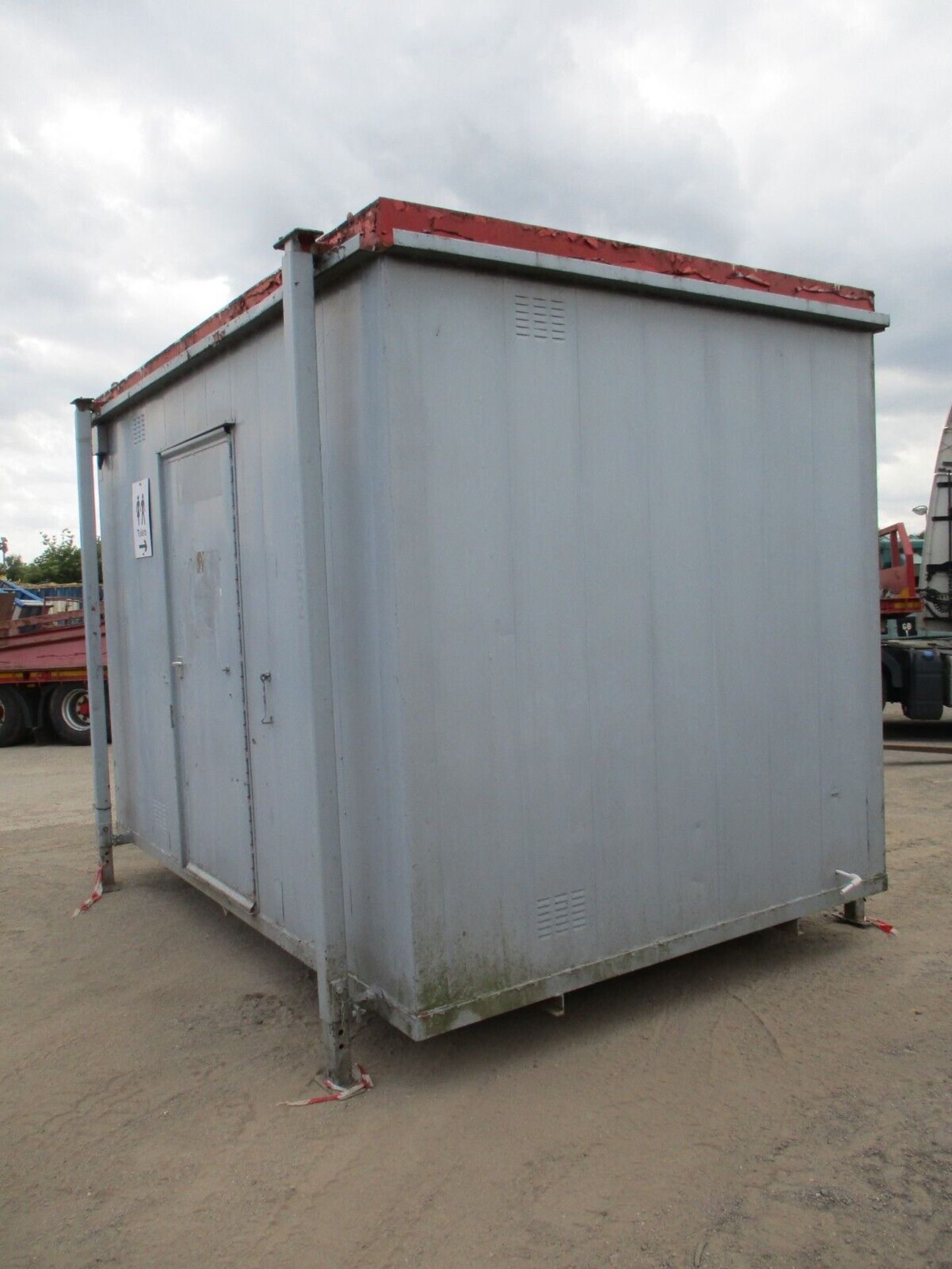 12 FOOT LONG SHIPPING CONTAINER TOILET BLOCK - Image 3 of 12