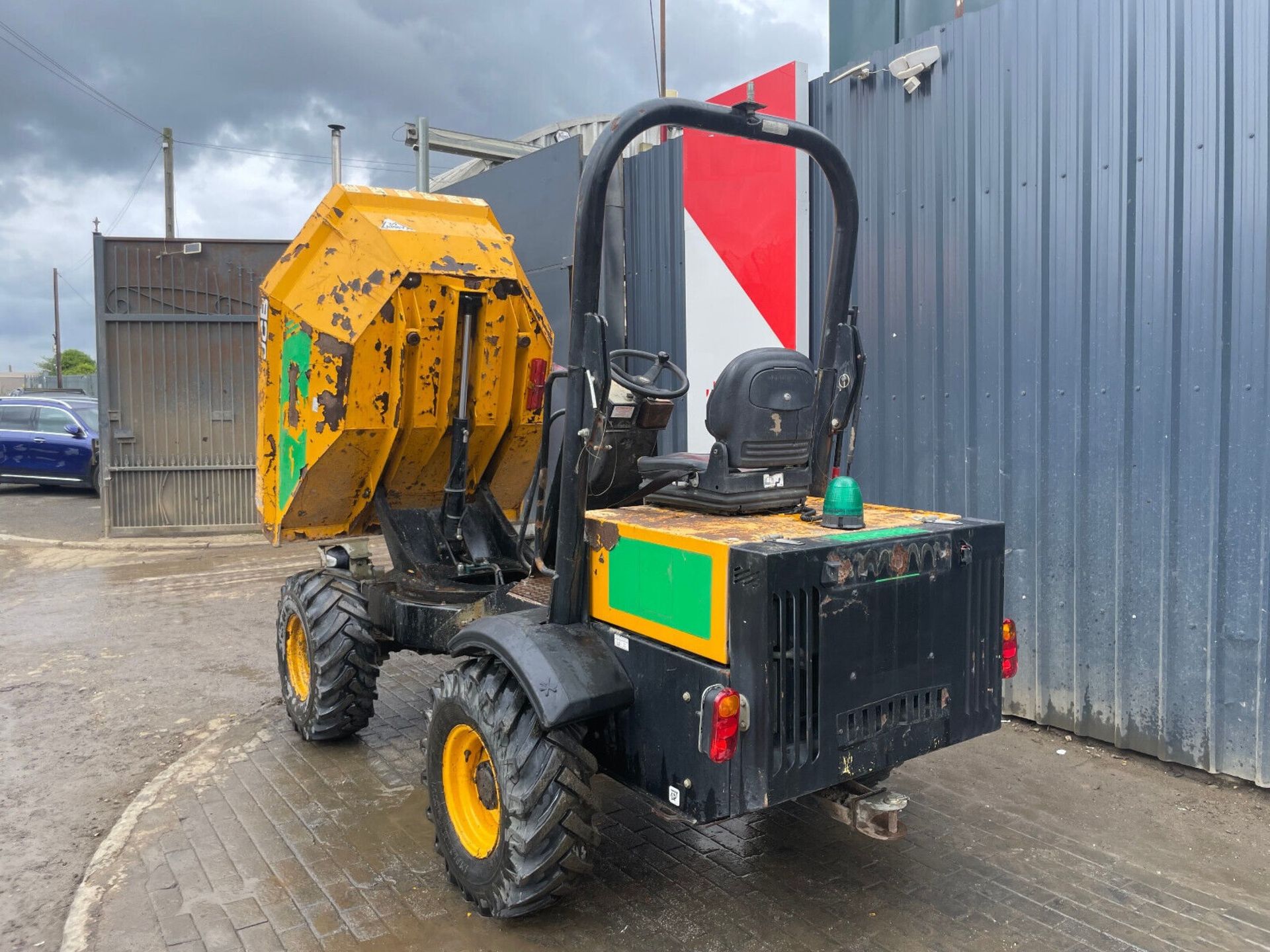 DURABLE DUMPING: JCB 3TSTM 3T SWIVEL DUMPER (2015)