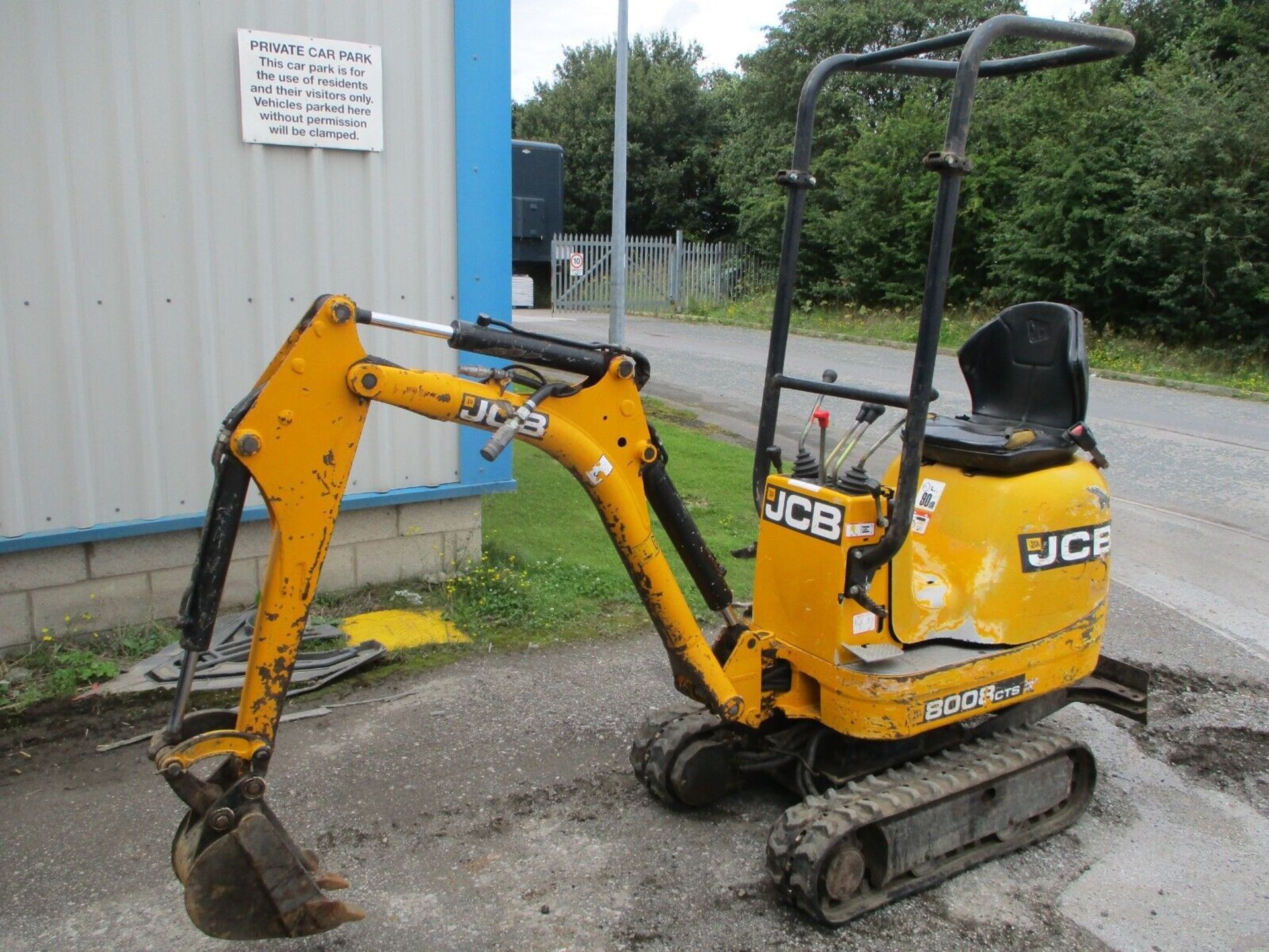 JCB 8008: THE MIGHTY MINI EXCAVATOR - Bild 11 aus 13