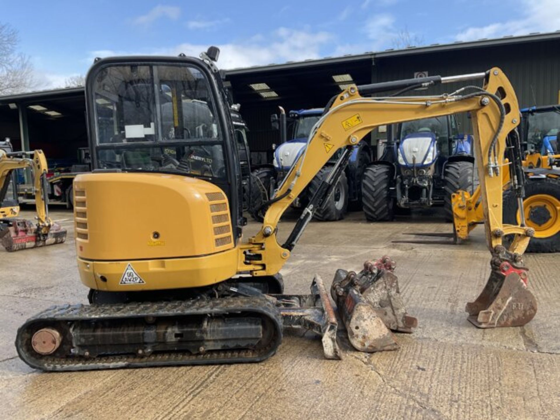 2019 YEAR CAT 302.7D CR - Image 3 of 9
